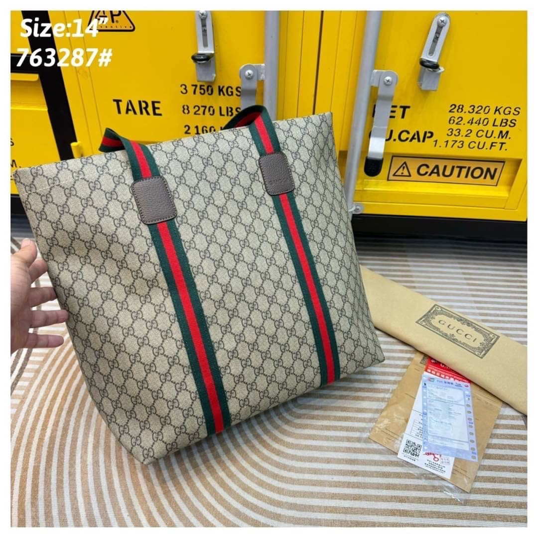 GUCCI GG Tender medium tote bag กระเป๋าทรงโท้ทสุดคลาสสิค เพิ่มกลิ่นอายความโมเดิร์นให้กับดีไซน์แถบสีเขียวแดง สวยเด่นเป็นเอกลักษณ์ใช้ได้บ่อยไม่มีเบื่อ