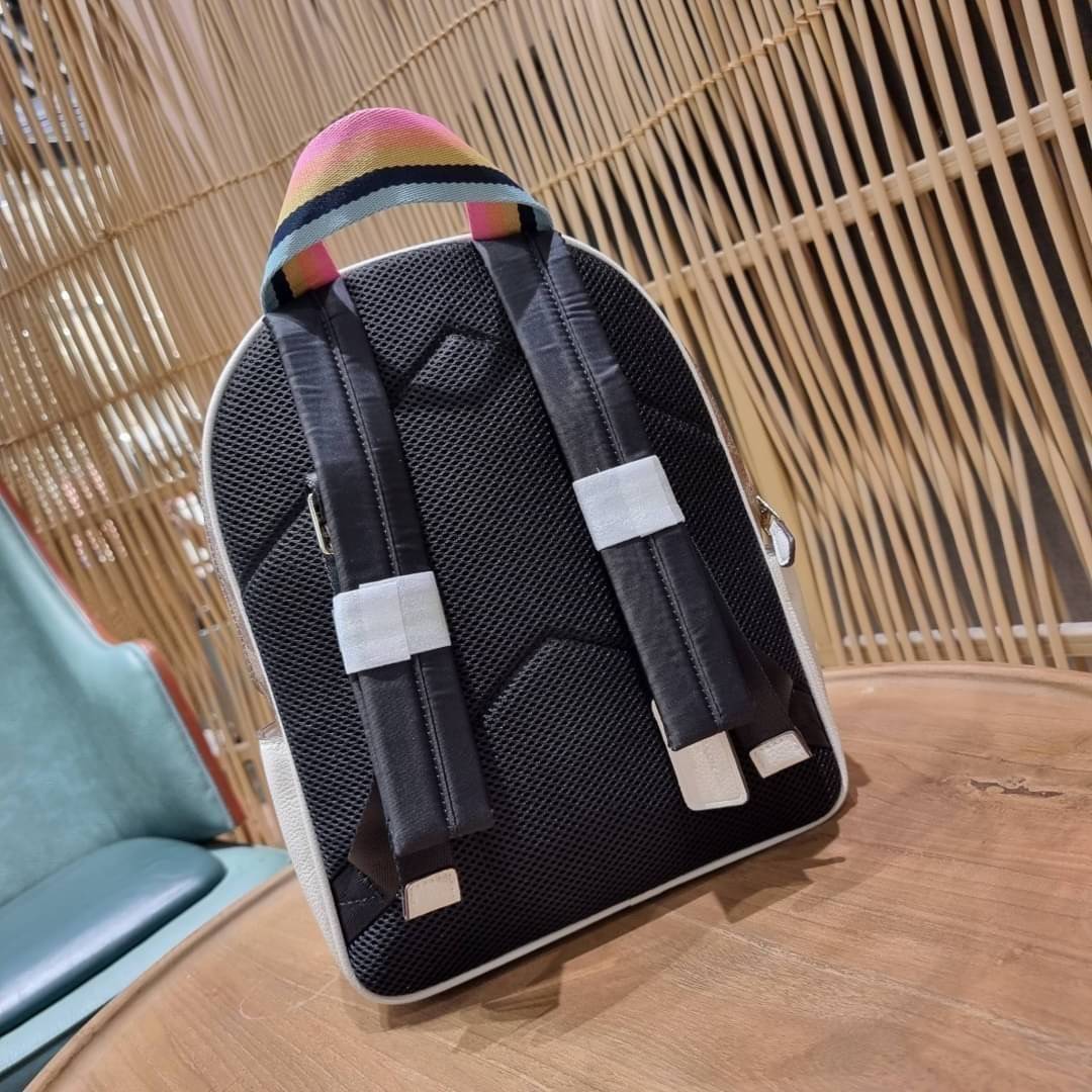 COACH C4115 COACHxPEANUTS COURT BACKPACK IN SIGNATURE CANVAS WITH VARSITY PATCHES แรงดีไม่มีตก กับคอลเลคชั่นที่ใครๆก็หลงรัก กระเป๋าเป้ทรงสวย ดีไซน์ตกแต่งลายสนูปพี โดดเด่นกว่าใคร วัสดุหนังแคนวาสสลับหนัง pepble ลงตัวที่สุด เป็นไอเท็มที่น่ารักและแฝงความหรูเล