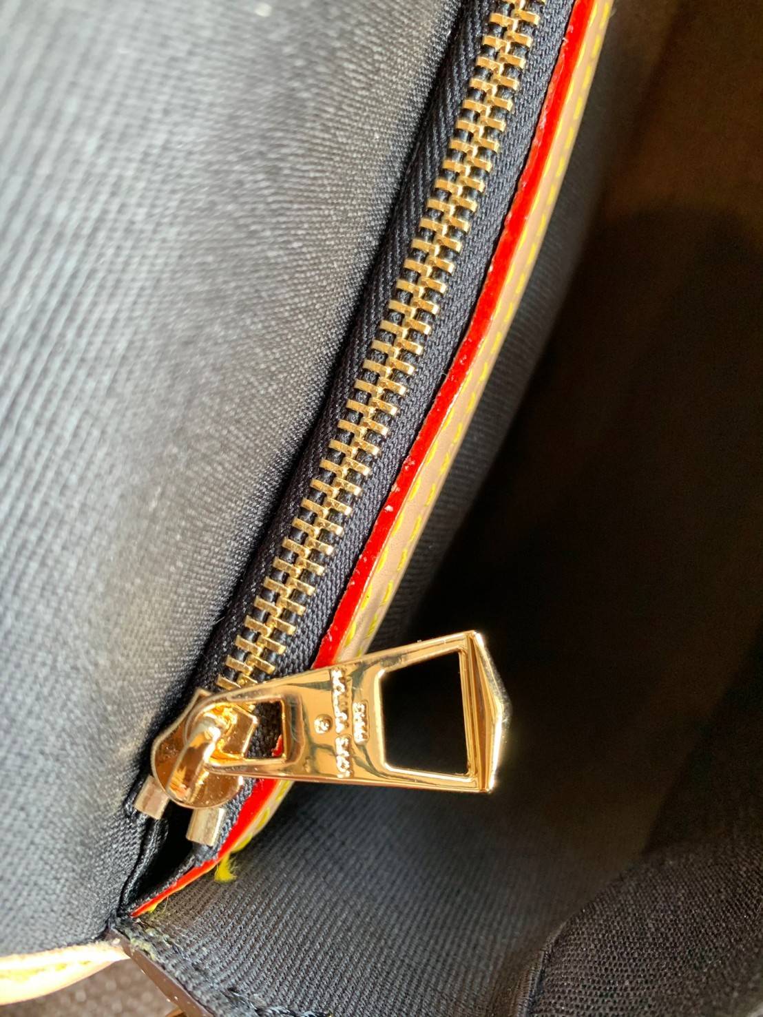 LOUIS VUITTON DIANE MONOGRAM พร้อมส่ง สุดคุ้ม! กับกระเป๋าLV พรีเมี่ยมกิฟ ตปท. หนังแท้ นิ่ม ทรงสวยมากๆค่ะ ((พื้นผิวหนังเป็นการขัดตามธรรมชาติจะมีรอยดำๆตรงขอบหนังนะคะ)) รุ่นนี้มาในลุคสวย หรู ดูชิล เพราะไม่ว่าลุคไหนๆก็เอาจริงๆจ้า! เปิดปิดกระเป๋าแบบกระดุมแม่เห