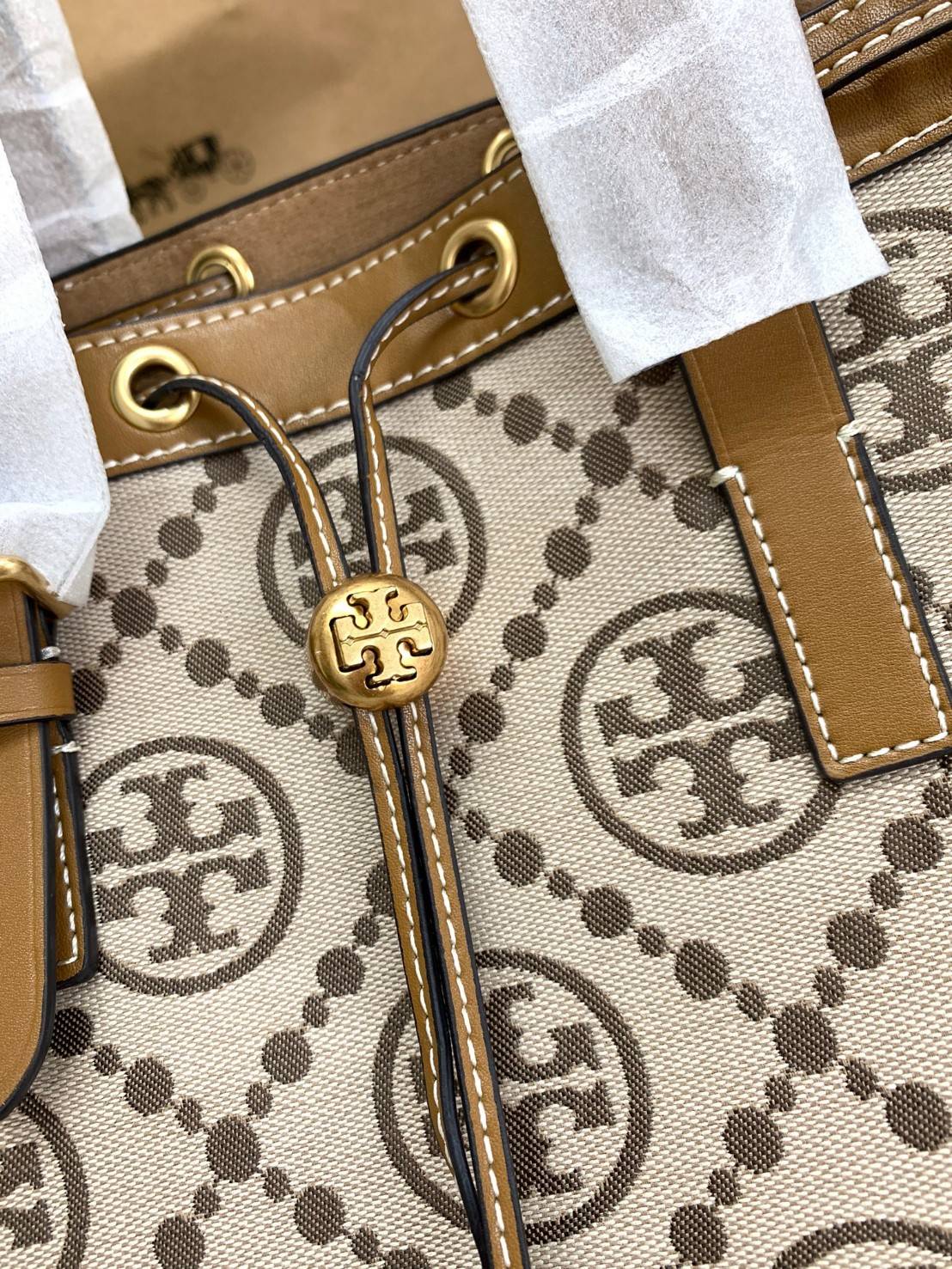 OUTLET 】Tory Burch T Monogram Jacquard Tote Bag ใบใหญ่ใส่จุมากค่ะสาวๆ! พร้อมส่ง! กระเป๋าที่สามารถใช้ได้กับทุกๆวัน วัสดุJacquard+หนัง ได้ลงตัว สวยงามค่ะ ปากกระเป๋าแบบหูรูด ที่จับอะไหล่แบรนด์สวย ภายในกระเป๋ากว้างมากๆ สาวๆที่สัมภาระเยอะนี่หายห่วงไปเลยค่ะ มีช