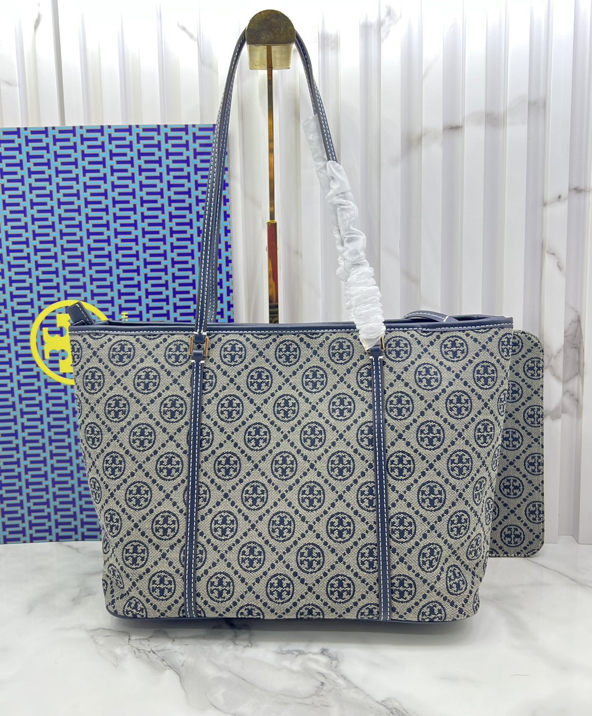 ORI หนังแท้ | Tory Burch T Monogram zip tote bag กระเป๋าทรงโท้ทใบใหญ่ทรงกว้างพร้อมใบเล็กเข้าเซ็ท ดีไซน์สายหนังแต่งคาดหน้า ตัวงานผ้าแจ็คการ์ดตัดขอบหนัง เดอะเบสท์ เซลเลอร์!!