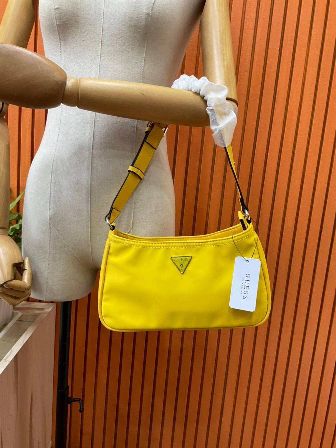 ของแท้ 💯% Guess Little Bay Nylon Shoulder Bag กระเป๋าสะพายไหล่/คล้องแขน ทรงคลัช สวยหรู ด้านหน้าประดับโลโก้แบรนด์ เปิดปิดด้วยซิป ภายในช่องหลักโล่กว้าง