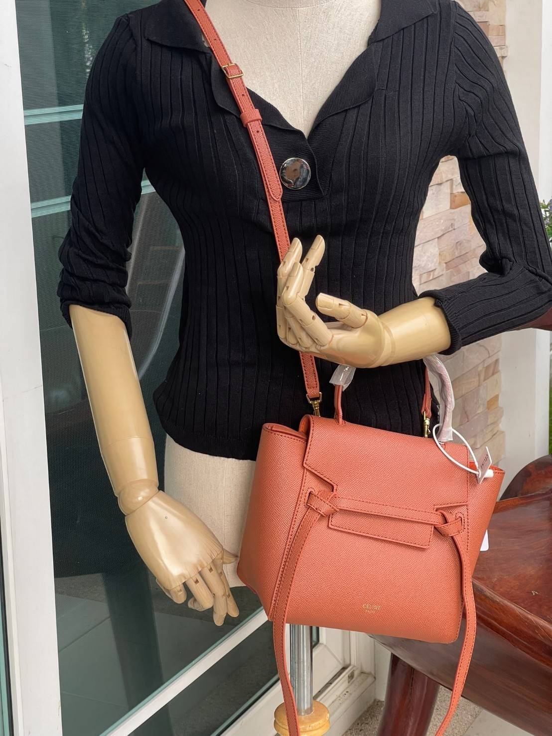 Celine NANO BELT BAG กระเป๋ารุ่น Belt Bag จาก CELINE เป็นกระเป๋าถือที่มีสไตล์มินิมอล และดูเรียบง่าย แต่หรูหรา ครองใจสาวก CELINE ได้เป็นอย่างดี โดยรวมแล้วรูปทรงของกระเป๋าถือว่าออกแบบมาได้อย่างพอดี ไม่มากหรือน้อยจนเกินไป คือช่วยให้คุณดึงดูดสายตาของผู้คนให้ม