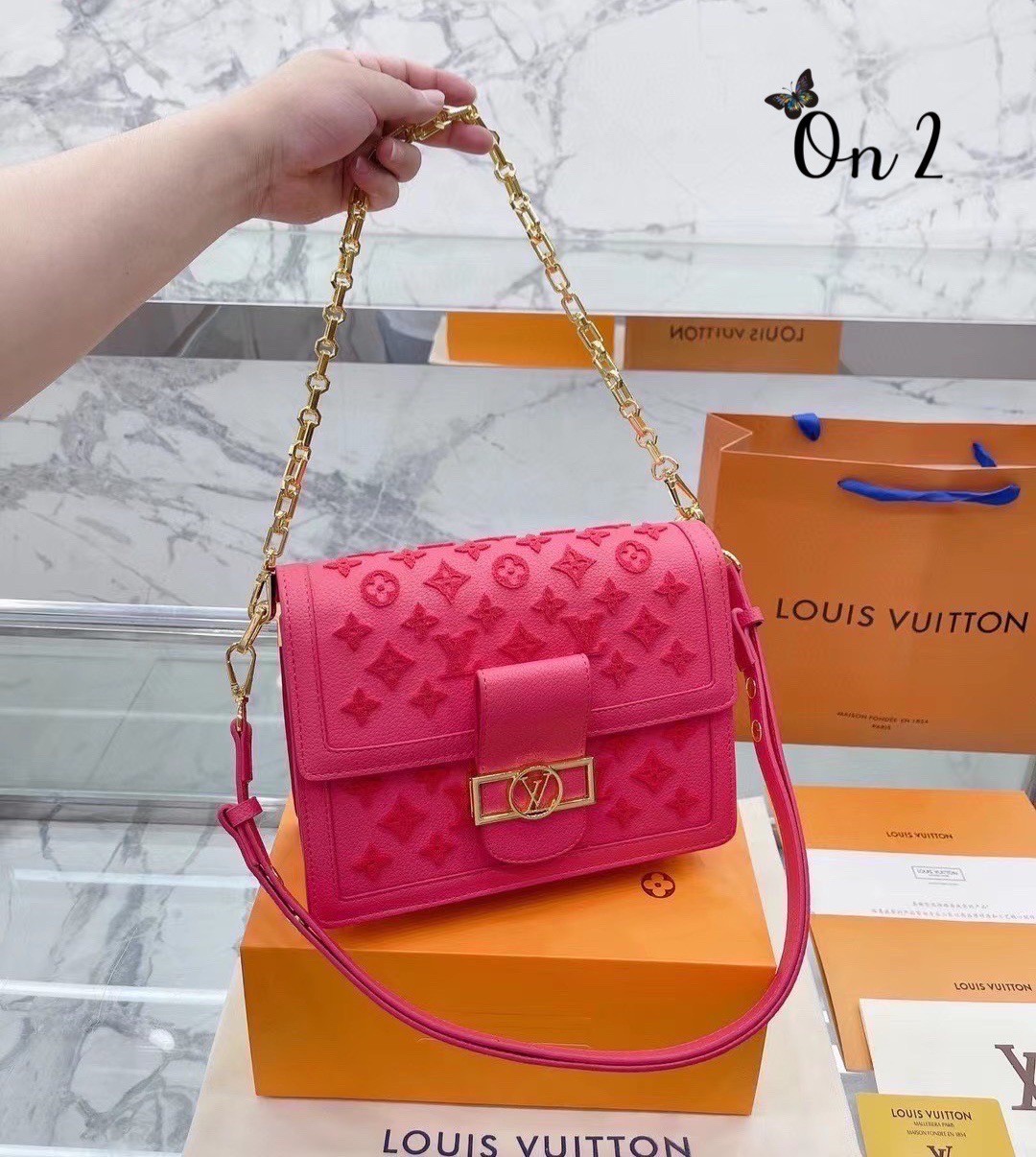 LV Dauphine Rose Fluo ไม่มองไม่เหลียวไม่ได้แล้ว!! ความหรูที่โดดเด่นโลโก้ปั้มนูนจากผ้ากำมะหยี่ สร้างดีเทลผู้ดี ลูกคุณมากๆ กระเป๋าสะพาย ดีไซน์เลิศ สวยปังในราคาโดนใจ แบบนี้ใครไหวไปก่อน ไม่ไหวก็ต้องสั่งได้เลยจ้า!!