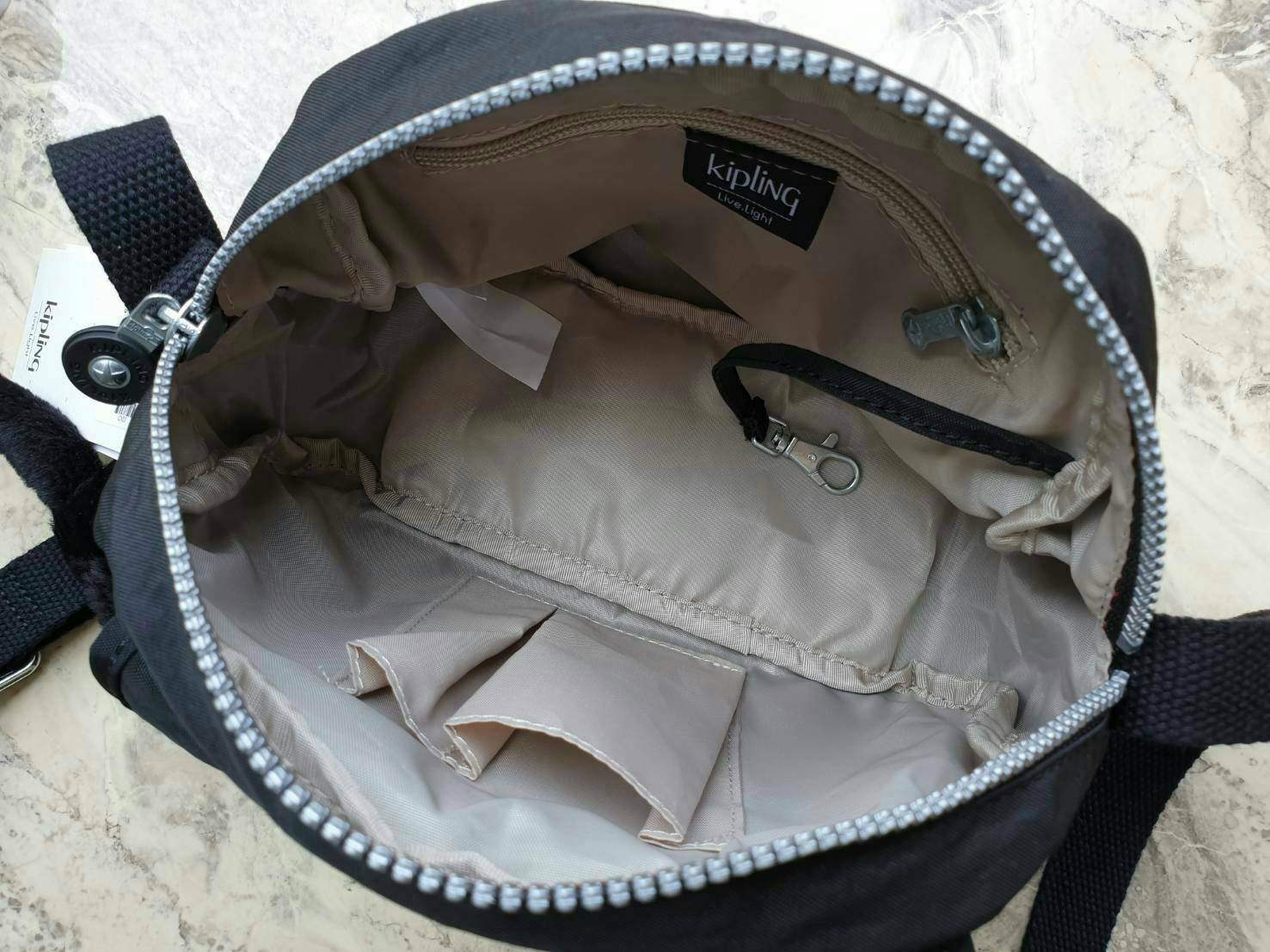 Kipling nylon shoulder bag รุ่น ( K15313 ) >>พร้อมส่งค่ะกระเป๋าสะพายข้างรุ่นใหม่ล่าสุด วัสดุไนล่อน กันน้ำ บุด้วยนวมที่ฐานกระเป๋าเพิ่มความนุ่ม >>รูปทรงสวย ขนาดกระทัดรัด มีช่องกระเป๋าด้านหน้าใส่ของจุกจิกหนึ่งช่อง >>มีช่องซิปหลักนะค่ะ ด้านใ