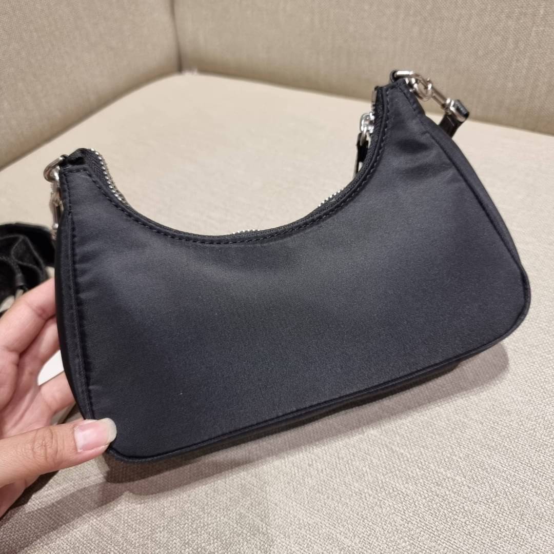 TORY BURCH MERCER NYLON SMALL SHOULDER BAG ใหม่ก่อนใคร!! กับคอลหวานๆ สดใสๆ กระเป๋าสะพายทรงโฮโบ ขนาดกะทัดรัด ฟังก์ชั่นการใช้งานจัดแบบเต็มที่ ด้วยสายสะพายถึง 3 เส้น สายโซ่คล้องแขน สายหนังแบบสั้นคล้องไหล่ และสายสปอร์ตเส้นใหญ่ ดูดี!! คุ่มแค่ไหนคิดดู!! วัสดุผ้