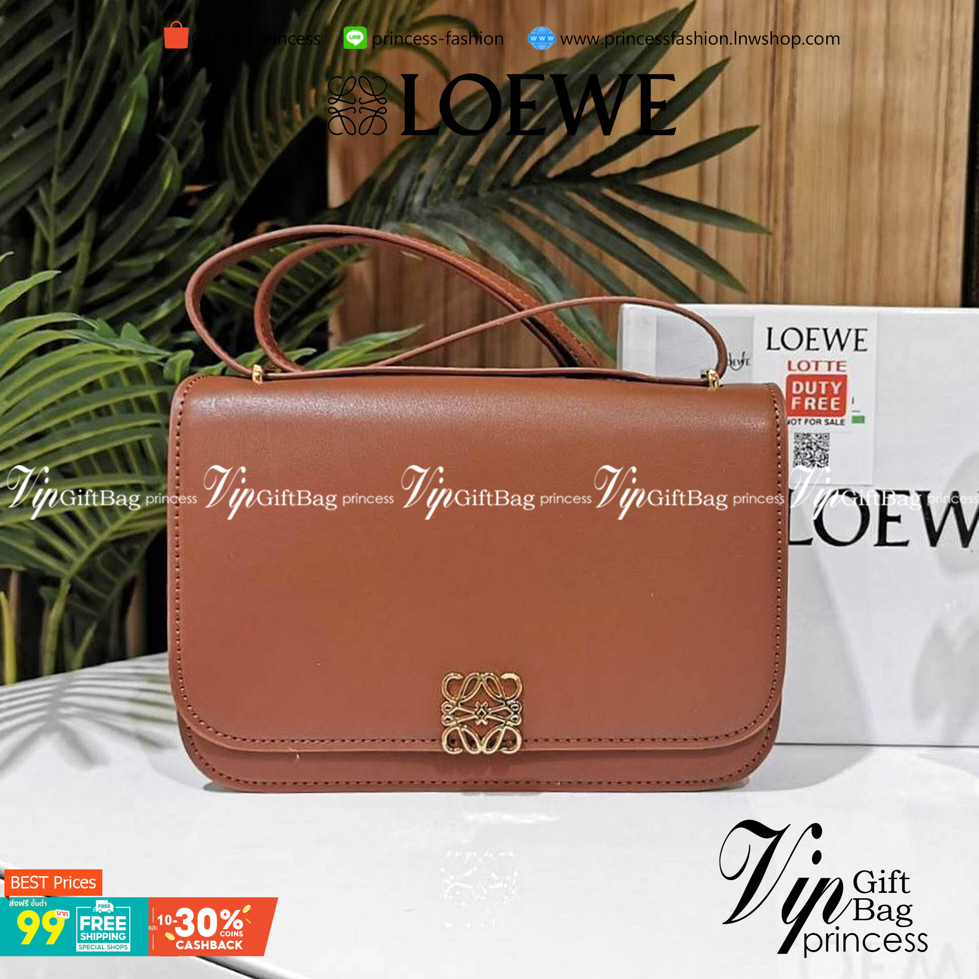 LOEWE CROSSBODYBAG VIP GIFT WITH PURCHASE (GWP) กระเป๋าสะพายพรีเมี่ยมกิ๊ฟ Limited Edition จากน้ำหอม LOEWE DUTY FREE วัสดุหนังแท้ Calf Leather หนังเรียบสวยอยู่ทรงดีไซน์สุดคลาสสิค เปิดปิดด้วยฝาปิดโลโก้แบรนด์อะไหล่ทองหรู ภายในมีช่องแบ่งหลายช่องแยกเป็นสัดส่วน