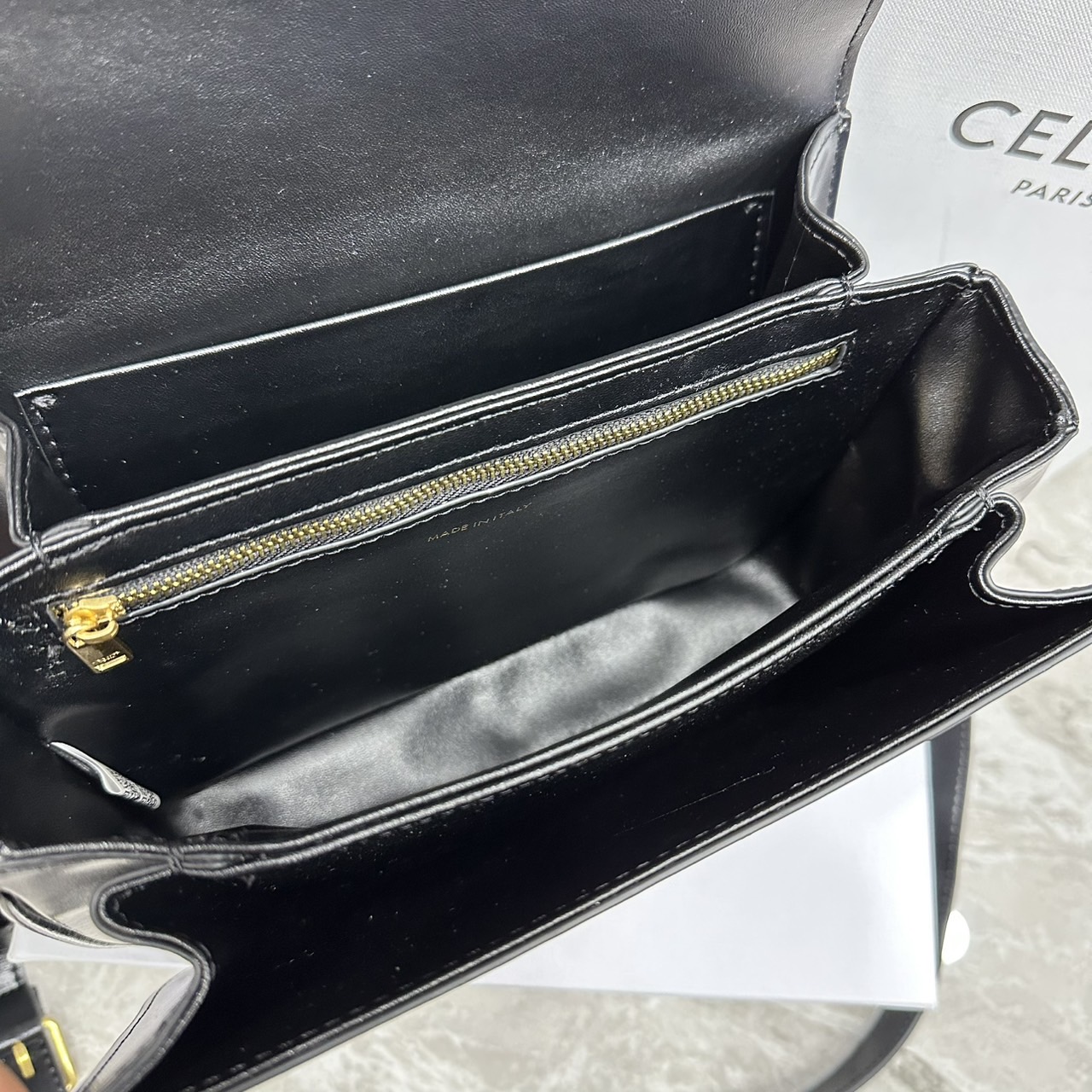 ORI หนังแท้ | 9" CELINE CLASSIQUE TRIOMPHE bag in natural leather กระเป๋าสะพายรุ่นยอดนิยม ด้วยรูปทรงสี่เหลี่ยมผืนผ้า ดีไซน์คล่องตัวถ่ายทอดให้เห็นถึงแก่นแท้ของสไตล์