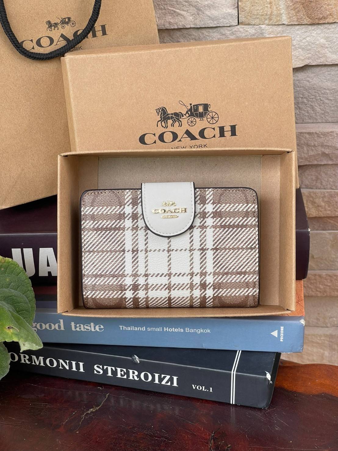 Coach Medium Corner Zip Wallet In Signature Canvas With Hunting Fishing Plaid Print (C6011) กระเป๋าสตางค์ขนาดกลางที่ถือว่าเป็นไอเทม Must Have ของทุกเพศทุกวัยที่ต้องพกติดตัวไว้ตลอดเวลา เพราะนอกจากจะช่วยจัดเก็บเงิน บัตรประชาชน บัตรเครดิตและต่าง ๆ ให้เป็นระเ