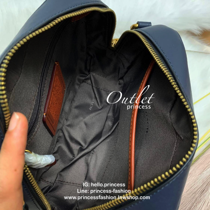 COACH SIGNATURE CROSSBODY BOX BAG ((F31208)) 🔺สินค้าขายดี กระเป๋าสะพายวัสดุหนังแท้ จาก coach factory outlet หนังนิ่ม ทรงสวย ตัวกระเป๋าลายแบรนด์ ตัดขอบหนังเรียบได้สวยงามค่ะ ด้านหน้า-หลัง มีช่องสำหรับใส่ของ เปิดปิดกระเป๋าแบบซิป ที่จับเป็นพวงหนังอะไห