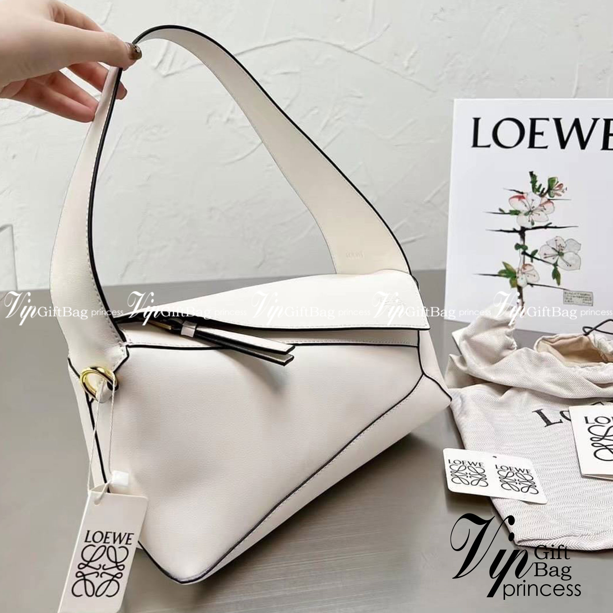 LOEWE Puzzle Hobo bag in nappa calfskin กระเป๋าสะพายไหล่มีความพิเศษในหลายด้าน ไม่ว่าจะเป็นรูปทรงที่แปลกใหม่ มินิมอลด้วยโลโก้อนาแกรมแบบประทับ ดูหรู เป็นกระเป๋า Unisex ที่ไม่ว่าคุณจะเป็นผู้หญิงหรือผู้ชายก็ใช้งานได้