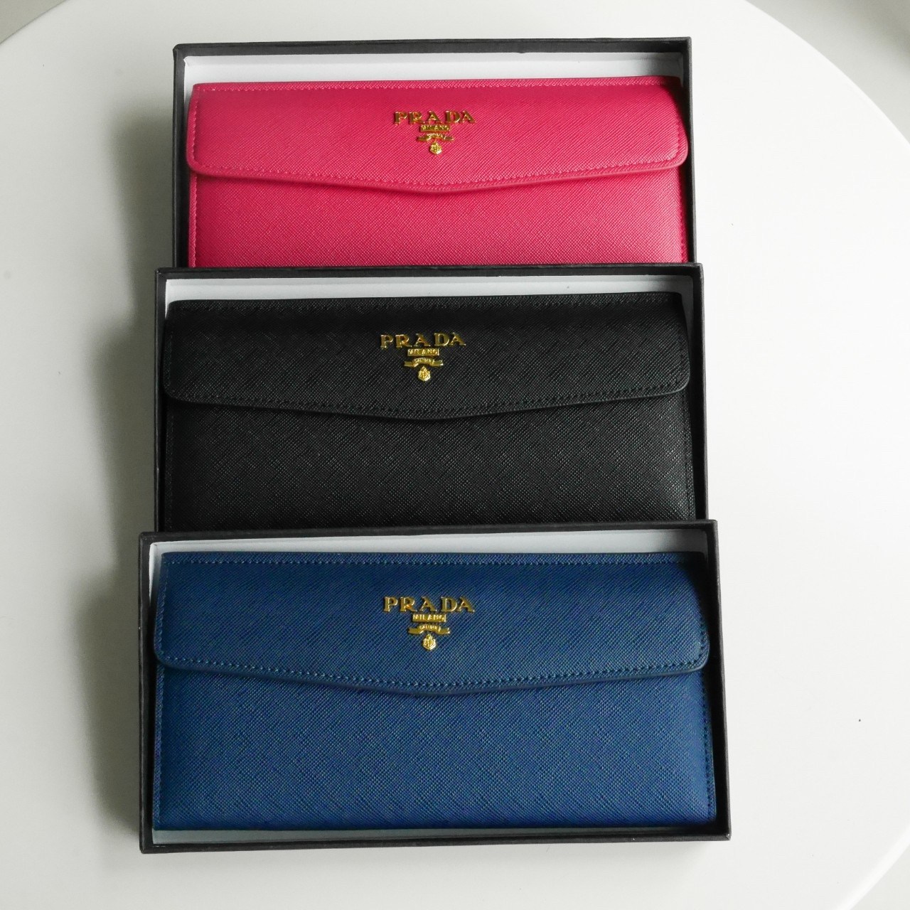 พร้อมส่งครบสีค่ะ 🖤💙💖 Best Seller PRADA LONG WALLET กระเป๋าสตางค์ยาว **รับทรัพย์ ทรงหรู จากงานพรีเมี่ยมกิ้ฟ จากเคาเตอร์ต่างประเทศ จากแบรนด์ PRADA ลายหนัง SAFFIANO มีช่องใส่บัตร ถึง 12 ช่อง และช่องซิปใส่ของจุกจิกได้ น้ำหนักเบา จับถนั