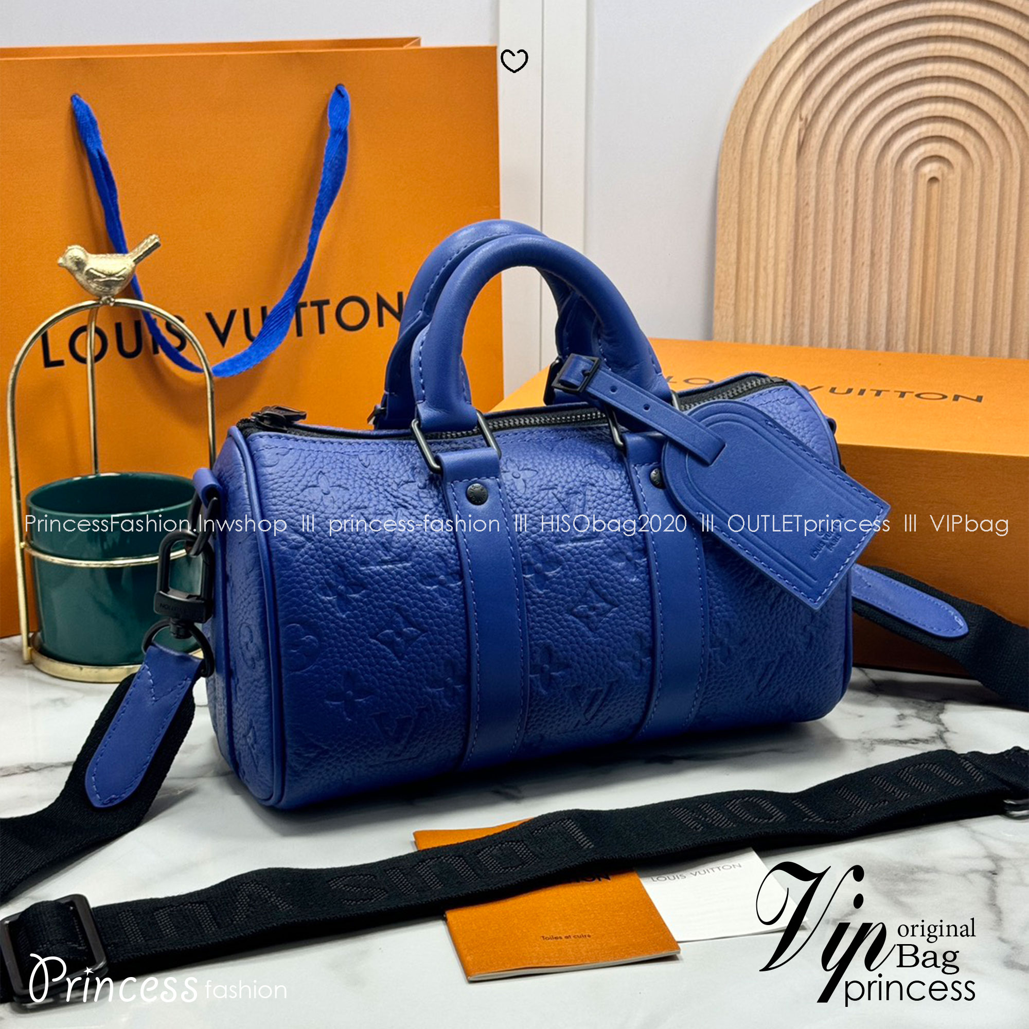 TOP ORI หนังแท้ | LV Keepall Bandoulière 25 กระเป๋าสะพายทรงหมอนสุดไอคอนิก หนังแท้ Taurillon ลายเกรน ฉลุลายโมโนแกรมสวยหรูคลาสสิก โทนสีหรูหราเข้ากันอย่างลงตัว