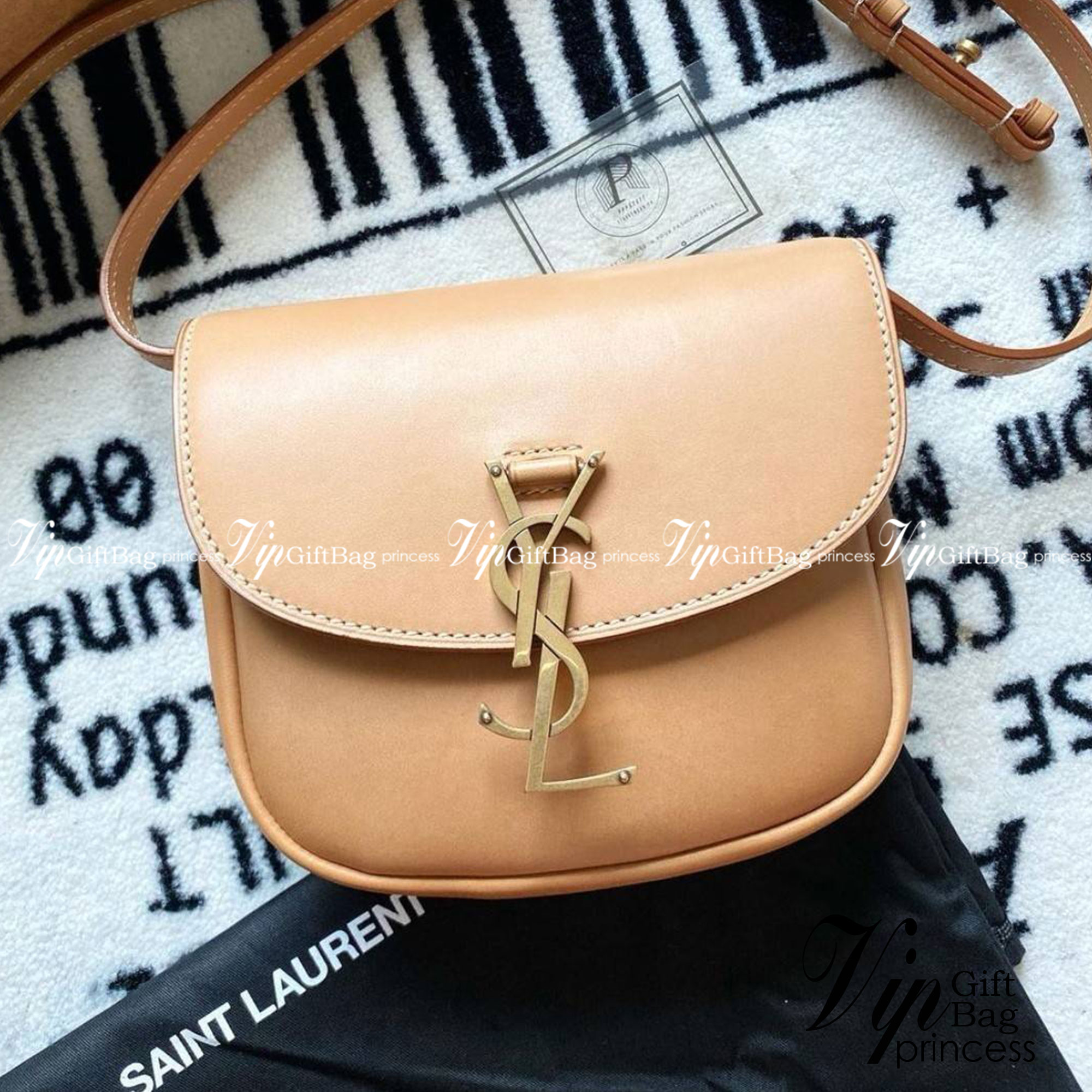 VIP 🥂 สีใหม่พร้อมส่ง! Saint Laurent Kaia Small YSL Plaque Leather Cross Body Bag / YVES SAINT LAURENT YSL BAG VIP วัสดุ Calfskin หนังเรียบอยู่ทรงเปิดปิดด้วยฝาปิดโลโก้แบรนด์อะไหล่ทอง ภายในโล่งมีโลโก้และช่องย่อยสามารถใส่มือถือของใช้จุกจิกได้เยอะ สาย