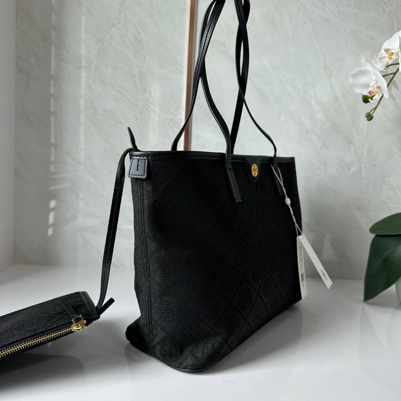 TORY BURCH T MONOGRAM SMALL ZIP TOTE (ใบเล็ก) กระเป๋าทรงโท้ทพร้อมกระเป๋าใบเล็ก วัสดุผ้าแจ็คการ์ดตัดขอบหนัง