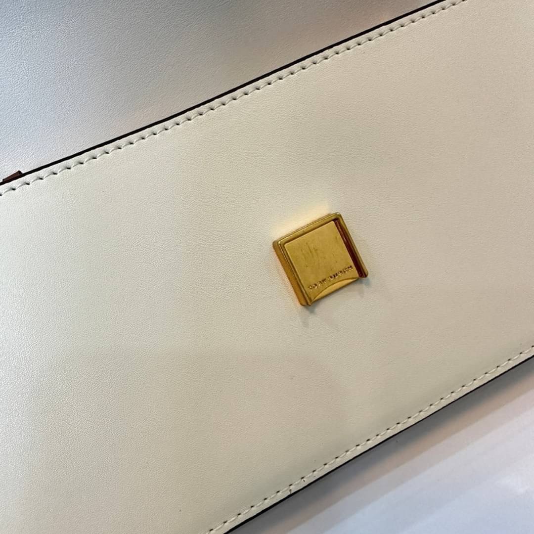 TORY BURCH ELEANOR SMALL LONG CONVERTIBLE SHOULDER กระเป๋าสะพายทรงยาว E/W Eleanor Convertible สูดหรู ดูแพง หนังแท้ เรียบสวยหรู โดดเด่นด้วยป้ายโลโก้สีทอง ลาย Double T อันเป็นเอกลักษณ์ ภายในช่องโล่งกว้างสามารถใส่โทรศัพท์ได้ทุกรุ่น สามารถใส่กระเป๋าสตางค์ใบยา