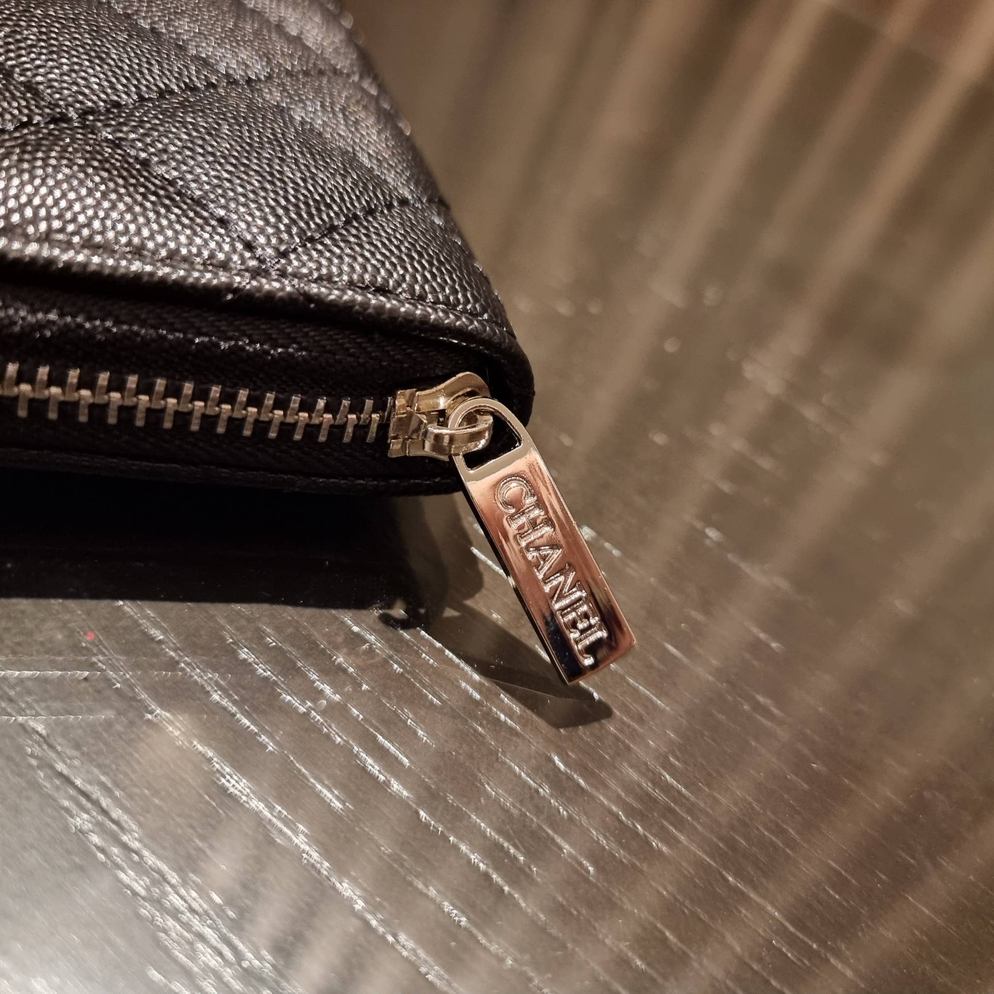 VIP 】กระเป๋าสตางค์ใบยาวรุ่นซิปรอบ สวยรับทรัพย์จาก Chanel วัสดุหนังลายคาร์เวีย ใช้แล้วขับผิวสุดๆ เปิด-ปิดด้วยซิปรูดรอบใบ ใช้งานง่าย ภายในกระเป๋ามีช่องใส่บัตรได้ ใส่ธนบัตรหรือเหรียญได้ มีช่องซิปแยกอีกหนึ่งช่อง ดีไซน์เรียบหรูแบบนี้ สาวๆห้ามพลาดกันน้า!! ซื้อใ