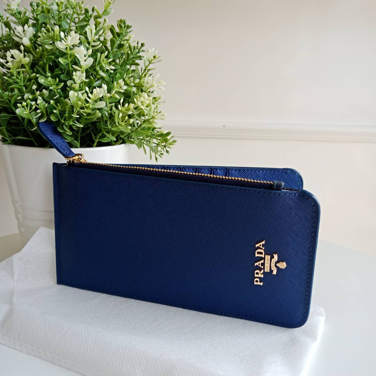 Best Seller รุ่นขายดีเว่อร์วัง♡♡ **สำหรับคนชอบใส่บัตรเยอะ แนะนำรุ่นนี้คะ งานพรีเมี่ยมกิ้ฟท์จากเค้าเตอร์ต่างประเทศ กลับมาพร้อมส่งครบสี อีกครั้งค่า กระเป๋าสตางค์ทรงสวย สะดุดตา หนังสัมผัส Safiano จากแบรนด์ PRADA มีช่องใส่นามบัตรมากถึง 16 ช่อง ด