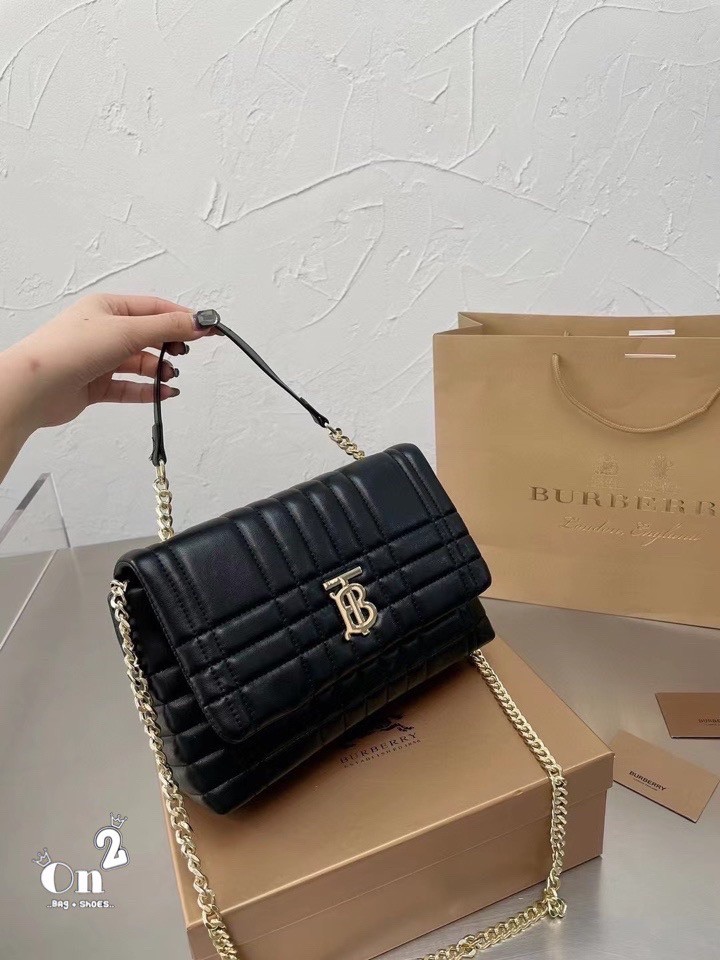 BURBERRY FRAGRANCES QUITED LAMBSKIN BAG / Burberry Shoulder Bag กระเป๋าสพายจะถือหรือสพายก็ได้หลายลุคเลยค่ะ วัสดุหนังนิ่มสวยหรูดูดี ภายในโล่งกว้าง ใส่มือถือ กระเป๋าสตางค์ได้ มาพร้อมสายสะพายโซ่ทองต่อหนังรองบ่าสามารถซ้อนสายสั้นสะพายไหล่ได้ หรือใช้สายยาว Cros