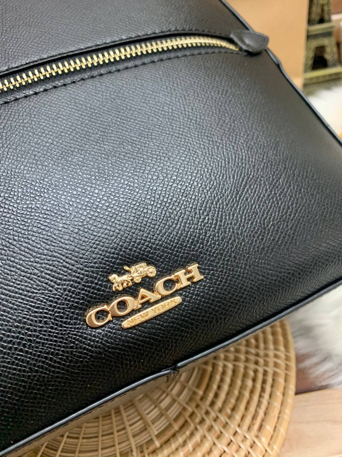COACH JORDYN BACKPACK IN BLOCKED SIGNATURE ((76622//76624//76715)) พร้อมส่ง กระเป๋าสะพายหลังแบบมีหูหิ้ว หนังแท้ หนังนิ่มอย่างดีเลยค่า ด้านหน้ามีช่องซิปหนึ่งช่องสำหรับใส่ของจุกจิกนะคะ เปิดปิดช่องหลักแบบซิปคู่ หัวซิปมีหนังห้อยมาให้ ภายในกระเป๋าโล่งใส่สัมภาร