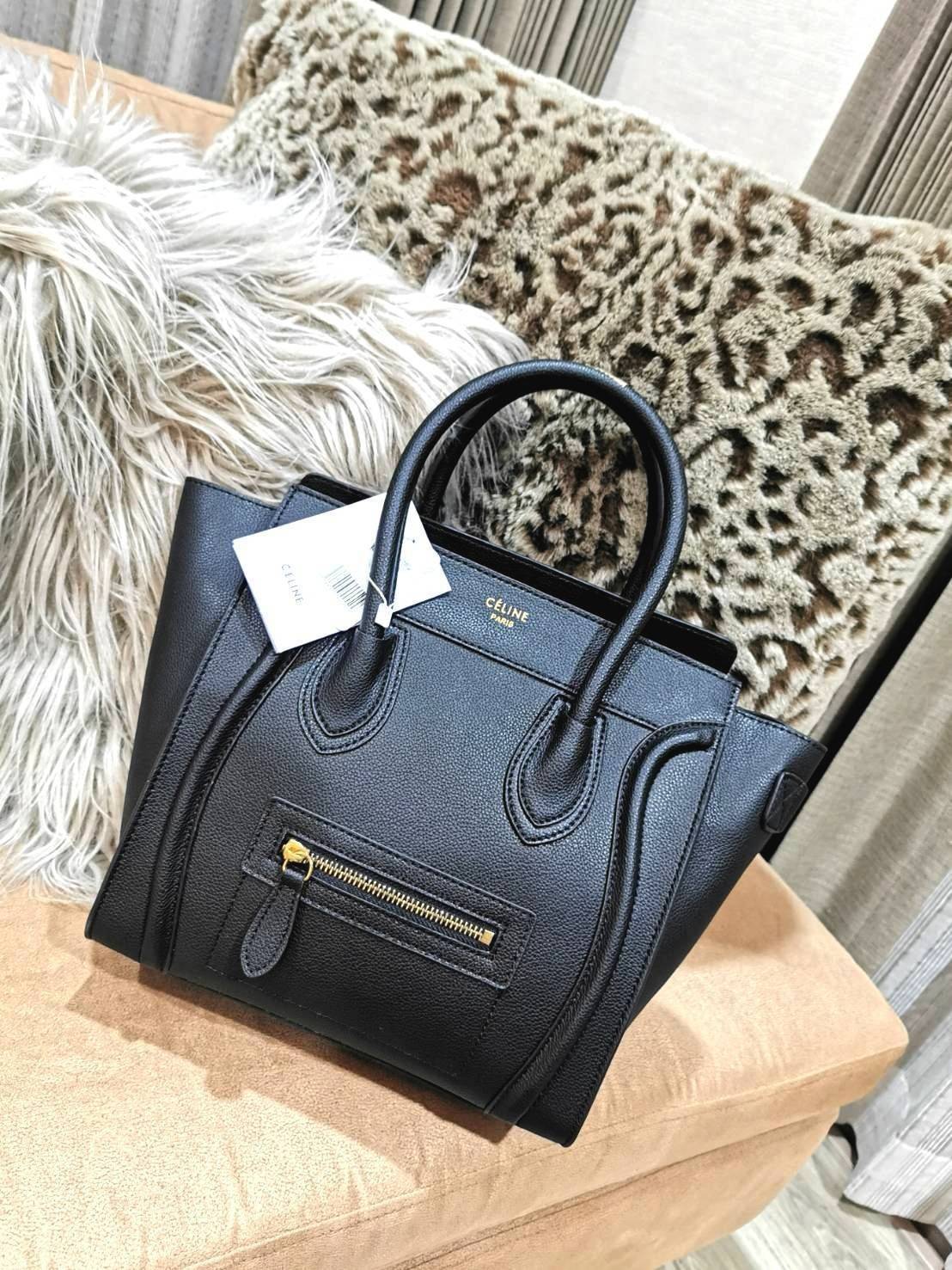CELINE HANDLE BAG VIP GIFT WITH PURCHASE (GWP) พรีเมี่ยมกิ๊ฟรุ่นใหม่ Limited Edition จาก CELINE HAUTE PARFUME DUTYFREE COUNTER หนังแท้ Calf Skin Leather มาในดีไซน์สุดหรูยอดนิยมหนังนิ่มหอมขึ้นเทคเจอร์สวยอยู่ทรง เปิดปิดด้วยซิปสะดวกใช้ ด้านหน้ามีโลโก้แบรนด์ 