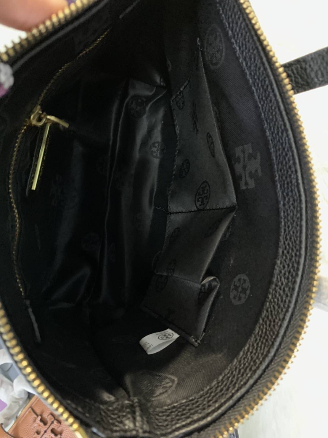 Tory Burch McGraw Mini Top Zip Satchel กระเป๋าสะพายทรงสวย ขนาดกำลังดี หูจับถนัดมือ วัสดุหนังแกะสังเคราะห์หนังสวยเงาขึ้นรูป ประดับโลโก้แบรนด์ด้วยหนังที่ด้านหน้า จะสะพายข้างหรือcrossbody ได้หมด แมทกับชุดได้ง่าย น้ำหนักเบาค่ะ มาพร้อมสายสะพายยาวปรับระดับได้ ถ