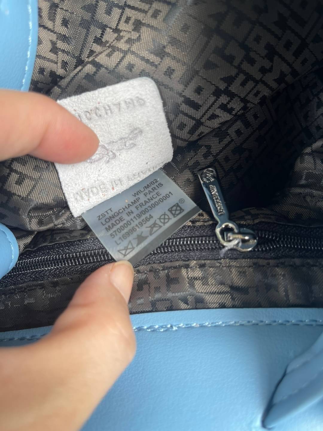 Longchamp Le Pliage Cuir Xs Leather Backpack แบรนด์ติดเทรนด์ตลอดไม่เคยเปลี่ยนกับ ทรง Le Pliage Cuir หนึ่งในตระกูลกระเป๋าสุดไอคอนิกจากแบรนด์ เมื่อรุ่น Le Pliage Cuir ในรูปแบบของหนังแกะ Metis ได้ถือกำเนิดขึ้นในปี 2012 เป้ที่มีการจัดการปรับดีไซน์ให้มีขนาดกำล