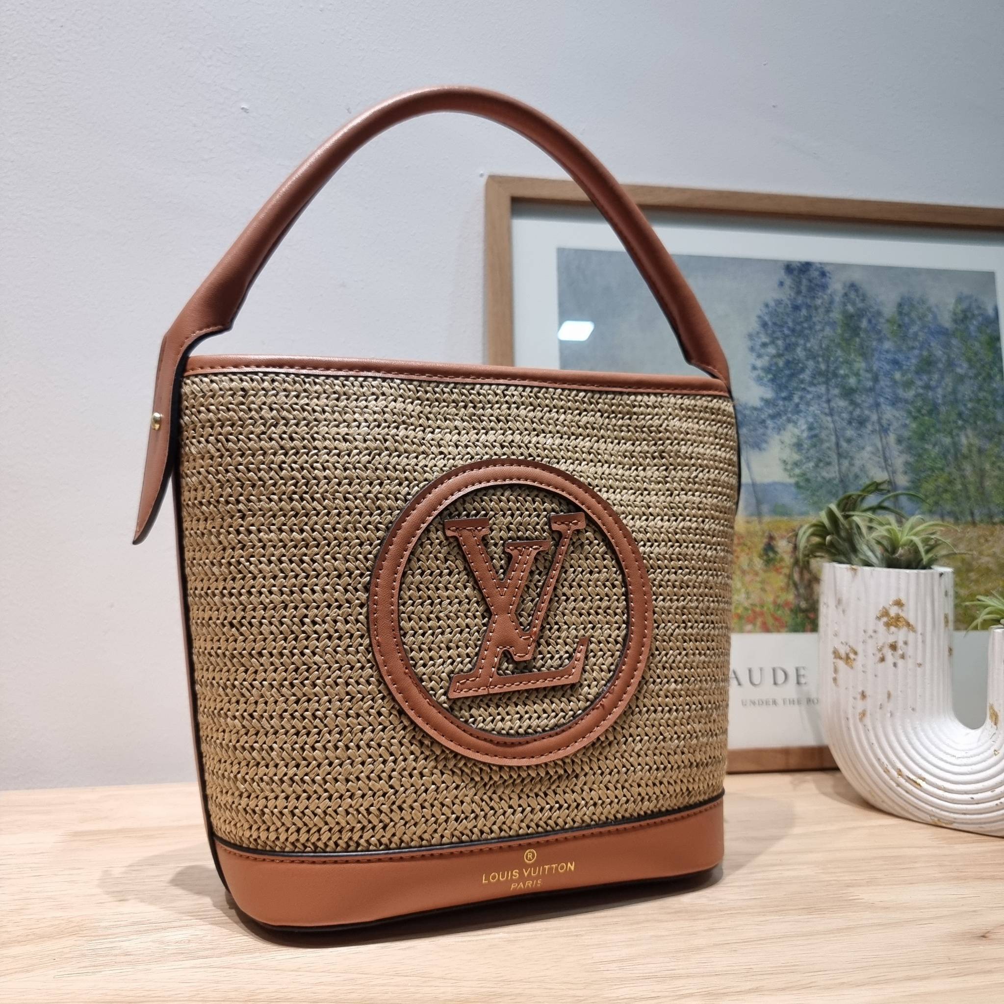 LV PETIT BUCKET BAG ไอเท็มเอ็กซ์คลูซีพจัดมาให้สาวๆโดยเฉพาะ!! กับกระเป๋าสะพายรุ่นลิมิเต็ดหายาก รูปทรงสวยงามสานเต็มใบ และยังโดดเด่นด้วยโลโก้ สีโทนอุ่น