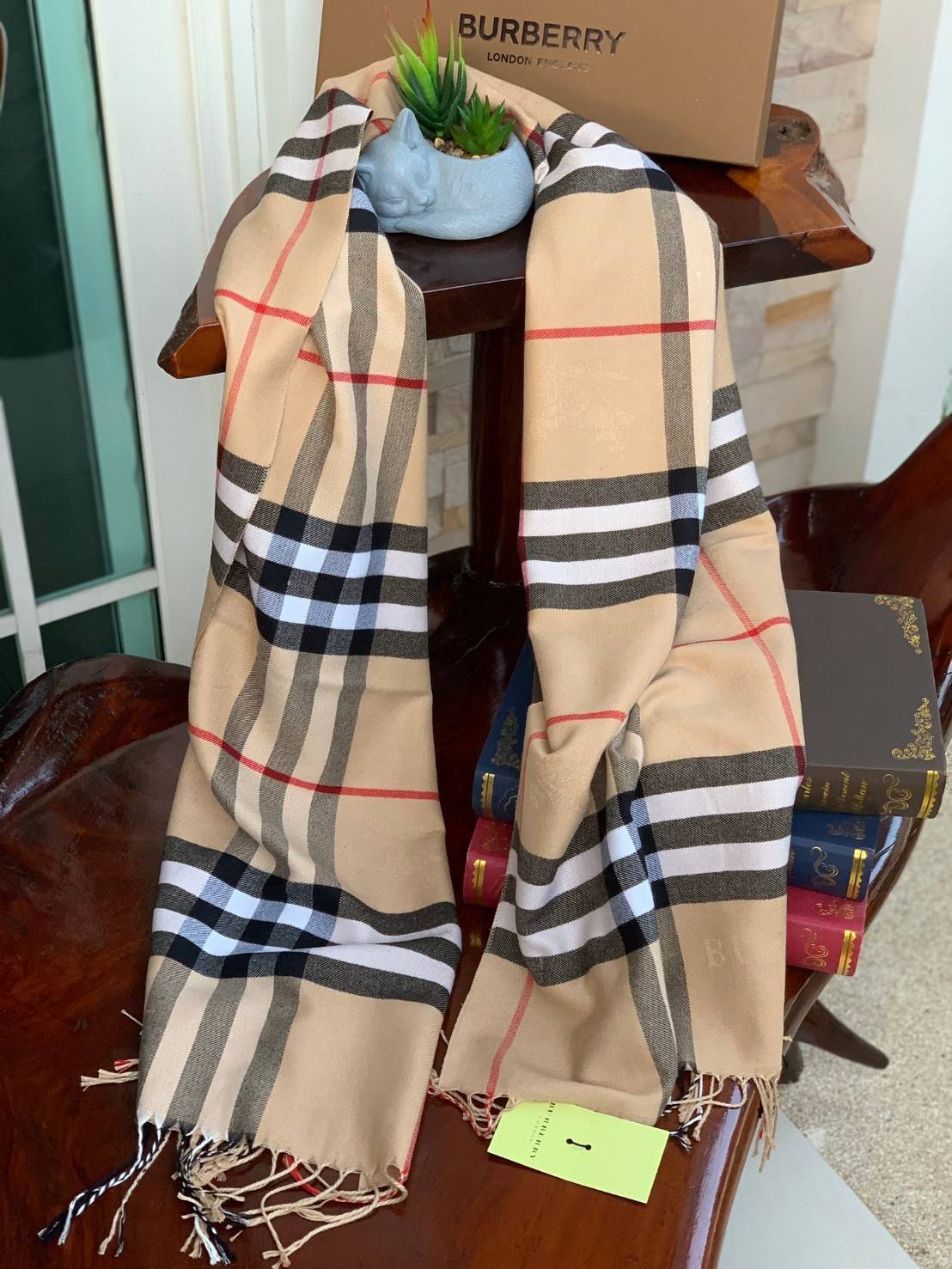BURBURRY FRINGED CHECKED CASHMERE SCARF สุดเอ็คเซ็คคลูทีฟกับแบรนด์ดังจากปารีส ด้วยงานพรีเมี่ยมกิ้ฟ ส่งมอบความรู้สึกดีๆให้กับคนที่คุณรัก ในรูปแบบผ้าพันคอและผ้าคุมไหล่ผืนใหญ่ให้ความอบอุ่น ถักทอด้วยผ้าcashmereลายตารางอ่อนหวาน มาพร้อมกล่องแบรนด์และถุงกระดาษกล