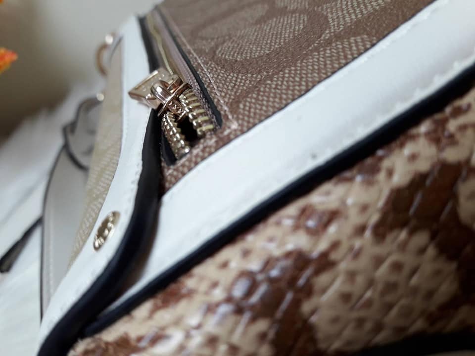 COACH SMALL JADE SHOULDER BAG IN BLOCKED SIGNATURE CANVAS (COACH 2723)🌹 สวยหรู ดูแพงมากๆ กับรุ่นนี้ วัสดุหนังแท้ ผสมแคนวาสอย่างดี หนังนิ่มมากๆ ด้านข้างเป็นหนังลายงูสังเคราะห์ ทรงสวยมากๆ มีสายให้ 2 เส้น สายสั้น และสายยาว ถอดได้ทั้ง 2 สาย จะถือเป็นค