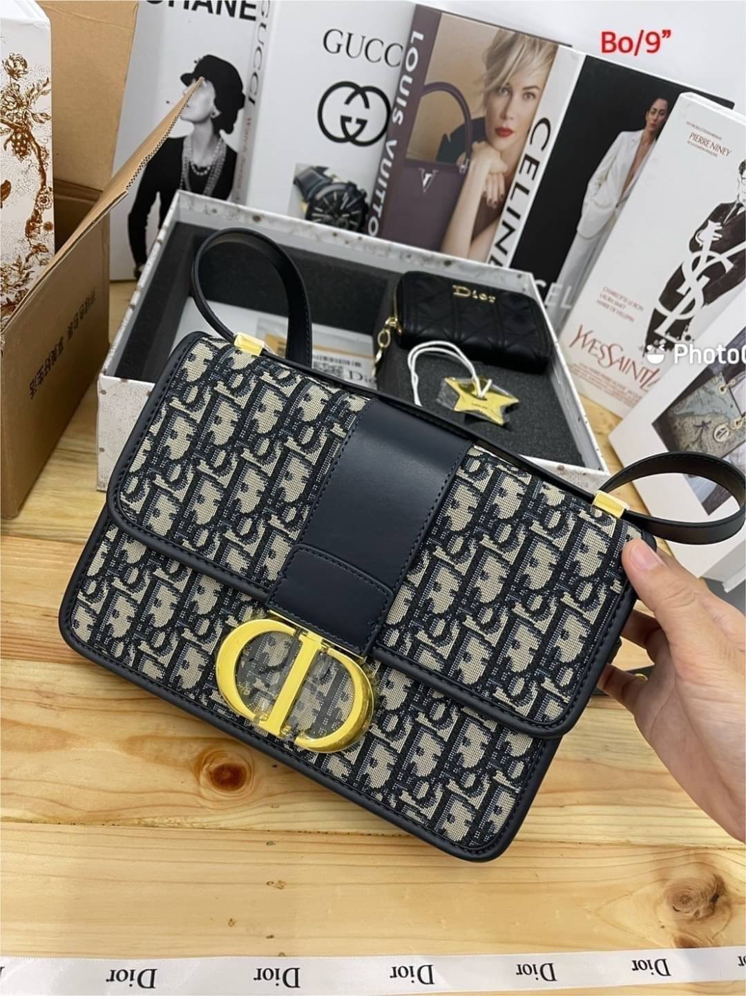 DIOR SET BAG / DIOR 30 Montaigne Bag / DIOR ANAGRAM BOX SET / CD LIMITED EDITION GIFT BOX WITH GOLD STAR BOUTIQUE SET พร้อมเสิร์ฟครบชุด แรร์ไอเท็ม ที่ถูกรวมไว้ในหนึ่งเดียว กับ gift box limited จัดให้ทั้งกระเป๋าสะพายสุดหรู กระเป๋าสตางค์ใบสั้นรุ่นคลาสสิค