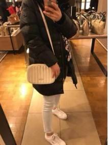 COACH C1569 JES CROSSBODY WITH LINEAR QUILTING ใหม่ล่าสุด!! กระเป๋าสะพายข้าง รุ่น 2 ซิป ใบใหญ่จุใจ ดีไซน์ใหม่ เพิ่มลูกเล่นให้ดูหรูหรายิ่งขึ้น วัสดุหนังสังเคราะห์บุเป็นลายเส้นสวยงาม เปิด-ปิดด้วยซิป 2 ช่องหลัก ใช้งานง่าย ทรงสวยมากๆรุ่นนี้ มาพร้อมสายสะพาย cr