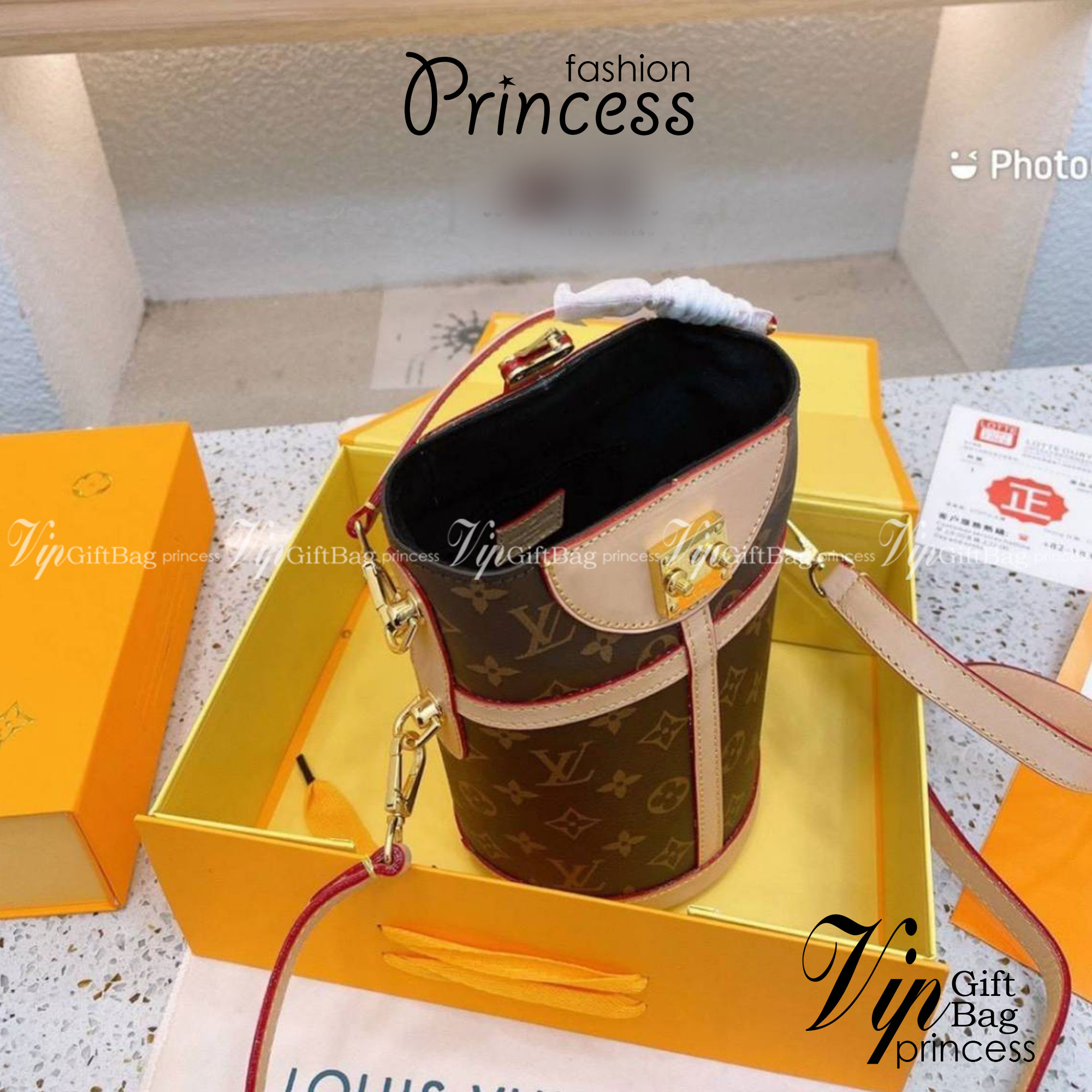 LV DUFFLE BAG กรเป๋าสะพายทรงบัคเก็ต ตัดเย็บด้วย Monogram แคนวาสที่ยืดหยุ่นพร้อมสัญลักษณ์ S-Lock ที่สร้างสรรค์ขึ้นอย่างประณีต เป็นตัวเลือกที่มีสไตล์สำหรับการใช้งานระหว่างวันไปจนถึงกลางคืน ใช้ถือ หรือสะพายไหล่ก็ได้