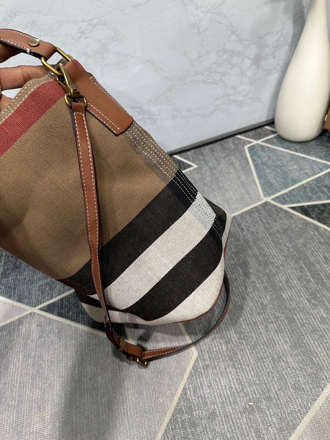Burberry Ashby In Canvas Check And Leather / BURBERRY VINTAGE CANVAS BUCKET BAG 10" กระเป๋าถือทรงโท้ทผ้าแคนวาสพิมพ์ลายแบรนด์มาพร้อมสายยาวสายหนังแบบถอดใช้งานได้ วัสดุผ้าCanvas เนื้อหนาซับในอย่างดี ลายแบรนด์สวยมากคะ