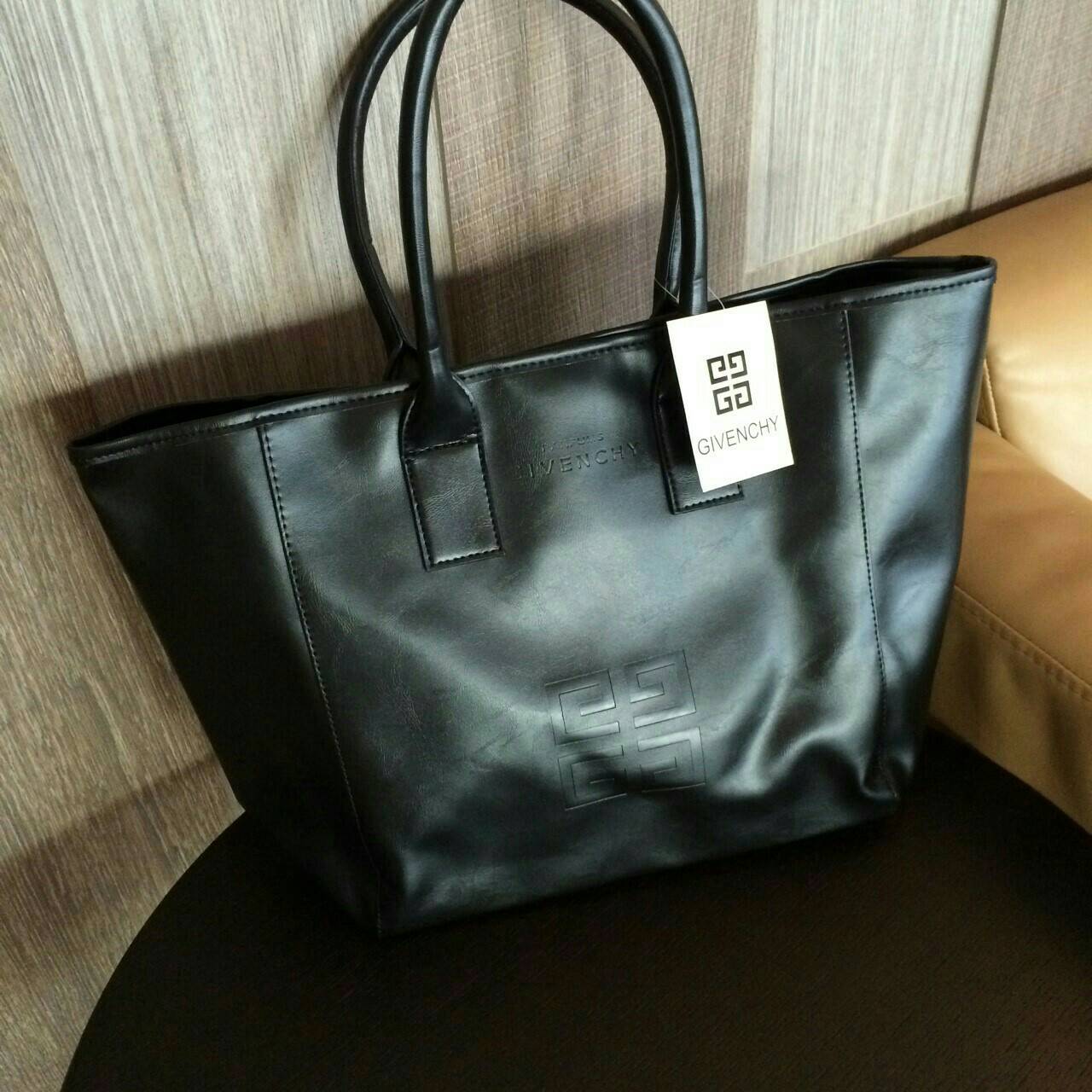 Restock!! GIVENCHY TOTE BAG สินค้าพรีเมี่ยมจากน้ำหอม GIVENCHYแท้ 100%ทรงสุด HOT!! ขนาดกำลังดี หูยาวสายสามารถสะพายขึ้นไหล่เก๋ๆ เหมาะสำหรับทุกวัน ทำจากหนัง PU อย่างดี น้ำหนักเบา ด้านหน้าติดแผ่นหนังปั๊มGIVENCHY เรียบๆแต่มีระดับ ซับในด้วยผ้าสกรีนลายโลโก้ทั้งใ