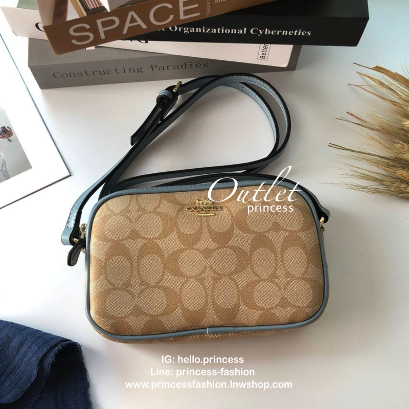 COACH MINI CROSSBODY BAGกระเป๋าสะพาน size mini วัสดุหนังลาย signature เปิด - ปิดด้วยซิป แบ่ง2 ช่องใหญ่ ภายในโล่ง ใส่ wallet สั้น มือถือได้ทุกรุ่น และของใช้จุกจิก พร้อมสายยาวถอด ปรับได้ค่ะ