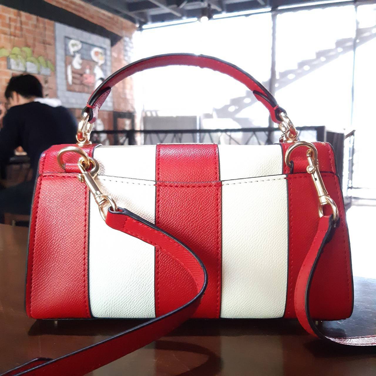 COACH TILLY SATCHEL 23 IN SIGNATURE CANVAS ((C1802//C1439/C1435)) กระเป๋า crossbody สวยหรู ขนาดใหม่ พร้อมสีมาใหม่!! ดีไซน์ย้อนยุค วัสดุหนังแคนวาสเคลือบลายสลับหนังแท้ มาพร้อมหูจับในตัว และสาย crossbody ปรับได้ตามตัว เปิด-ปิดด้วยตัวบิดล็อค ภายในโล่ง บุกำมะห