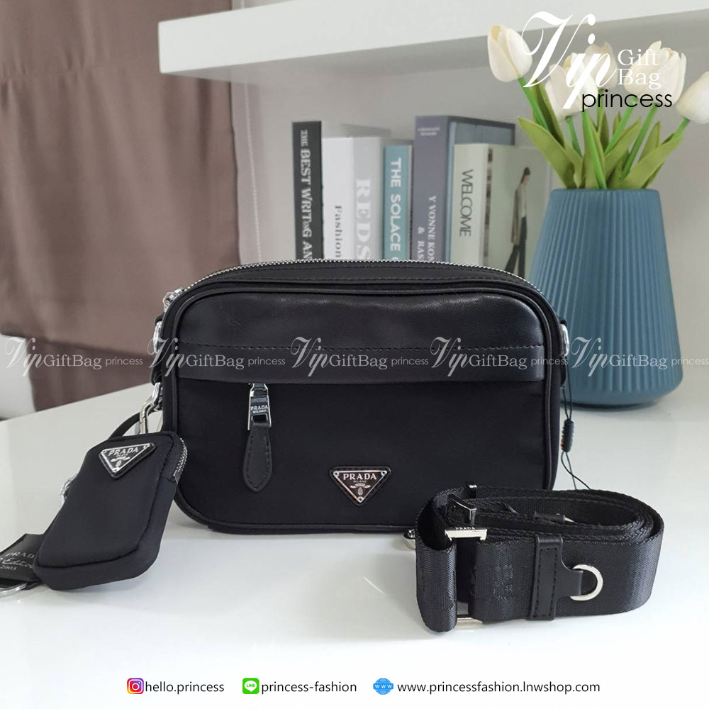 Prada วัสดุทำจาก หนังสลับNylon สามารถกันน้ำได้ ตัวกระเป๋าอยู่ทรงสวย ขนาดกำลังพอดี ไม่เล็กไม่ใหญ่ไป แถมมากับกระเป๋าห้อยใบเล็กคุ้มสุดๆ #อะไหล่เงินทั้งใบ ด้านหลังมีช่องใส่ของ เปิดปิดด้วยซิป ภายใน มีโลโก้แบรนด์ และช่องใส่ของแยก บุผ้าลายแบรนด์ สามารถใส่ มือถือ
