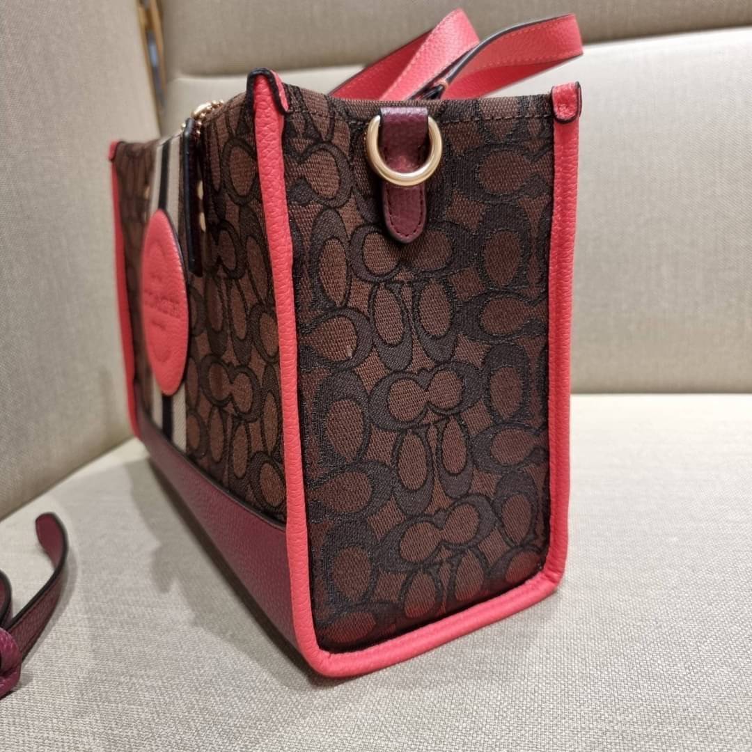 ใบใหญ่ COACH 4113 DEMPSEY CARRYALL IN SIGNATURE JACQUARD WITH STRIPE AND COACH PATCH ใบใหญ่ จุใจ คอลเลคชั่นใหม่ สีที่สาวๆรอคอย สวยคม ละมุนและมีความหรูในตัว กับกระเป๋าทรงโท้ท ไซส์ใหญ่ที่สามารถจุของได้แบบไม่ต้องกังวล ฟังก์ชั่นการใช้งานสะดวกที่สุด มีทั้งสายค