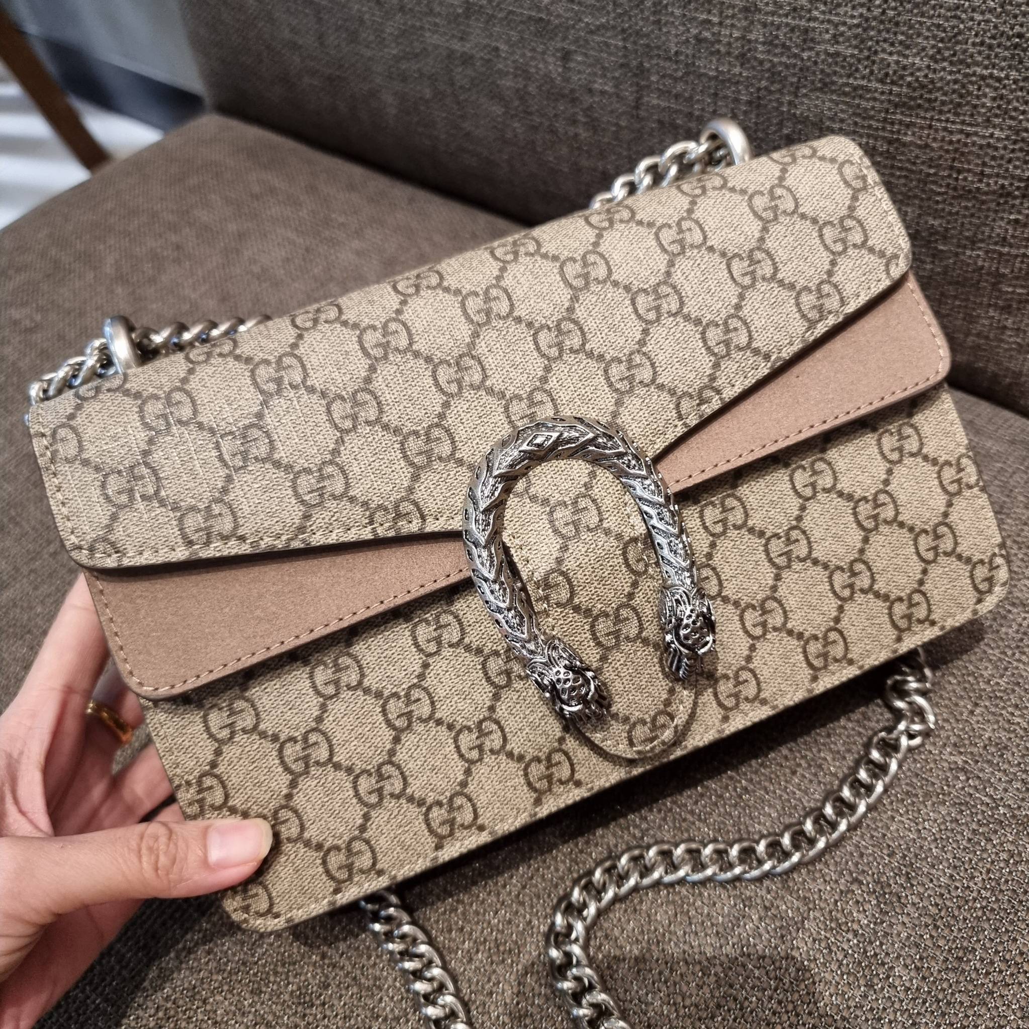 Gucci Small Dionysus GG Shoulder Bag ฮอตสุดไม่มีใครเกิน สวยจริงไม่ทิพย์!! GC CROSSBODY BAG WITH GWP สุดคุ้มจาก duty free กับกระเป๋าสะพายรุ่นที่สาวๆต้องไม่พลาด!! ดึงดูดและสะกดสายตาด้วยอะไหล่ดีเทลหรูรูปหัวสิงโต วัสดุหนังแคนวาส ทนทาน ดูแลรักษาง่าย เปิด-ปิดด้