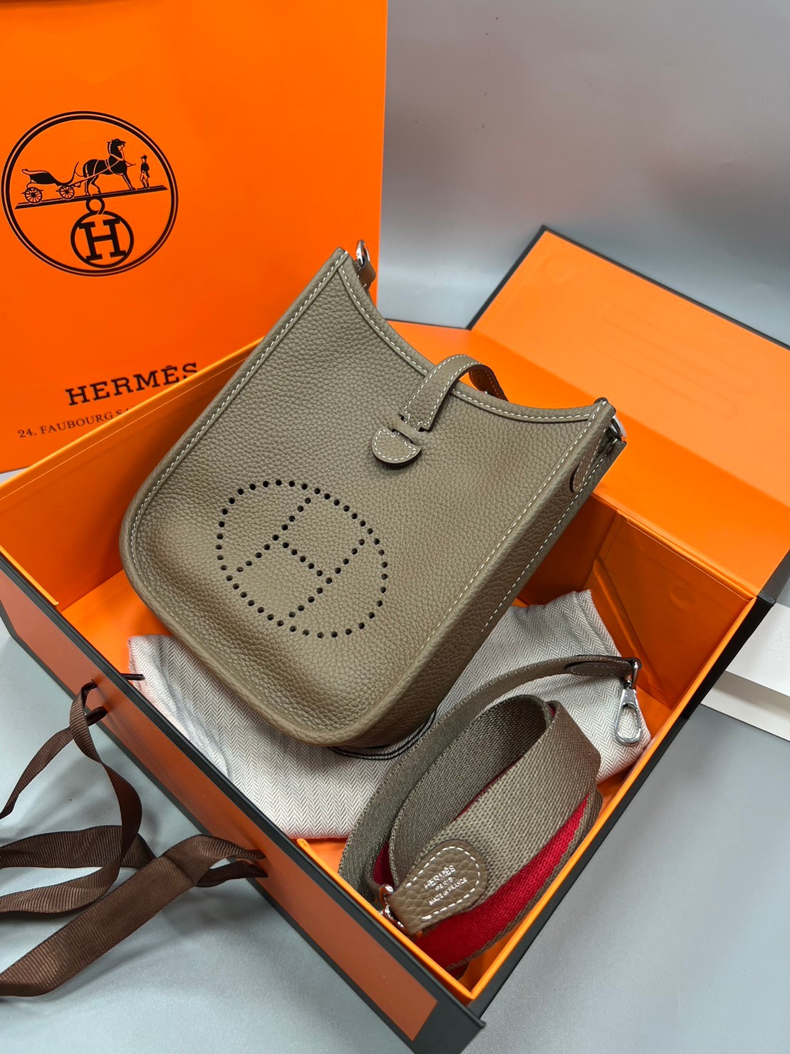 HERMES evelyne mini bag Luxury Bag กระเป๋าสะพายแบรนด์ดัง แบรนด์หรู คลาสสิกตลอดกาล ใช้ได้ทั้งชายหญิง ใบเดียวจบ สวยรวยปัง เกรดท็อปออริจินอล ภาพสินค้าถ่ายจากงานขายจริง ใช้งานต่างประเทศได้