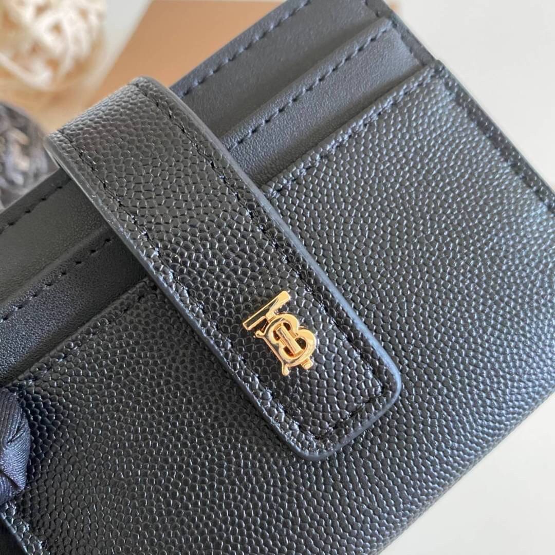 VIP GIFT 】Burberry Card Holder กระเป๋าเก็บบัตร สีดำสวยคลาสสิก หนังคาเวียร์ ขนาดพกพาสะดวก ปั้มโลโก้ทองเรียบหรู เหมาะมากสำหรับใครที่ พกบัตรต่างๆเยอะๆ ง่ายๆแค่ใบนี้ใบเดียวเอาอยู่จ้า สวยหรู มาพร้อมกล่อง สามารถซื้อเป็นของขวัญ หรือจะซื้อใช้เองก็ได้เลย!!