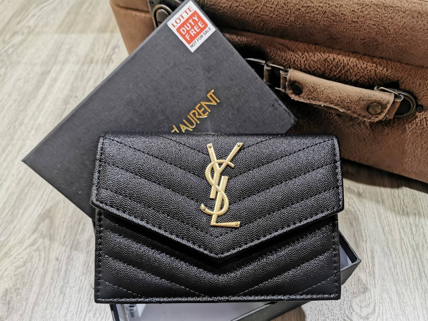 VIP 】YVES SAINT LAURENT YSL BAG VIP GIFT WITH PURCHASE GWP พรีเมี่ยมกิ้ฟ Limited จาก YSL DUTY FREE COUNTER ดีไซน์ทรงสี่เหลี่ยมหนังคาร์เวียขึ้นลายริ้วสวยอยู่ทรงเปิดปิดด้วยฝาปิด Envelop กระดุมแม่เหล็กด้านหน้าประดับโลโก้แบรนด์อะไหล่ทอง ภายในโล่งสามารถใส่มือถ