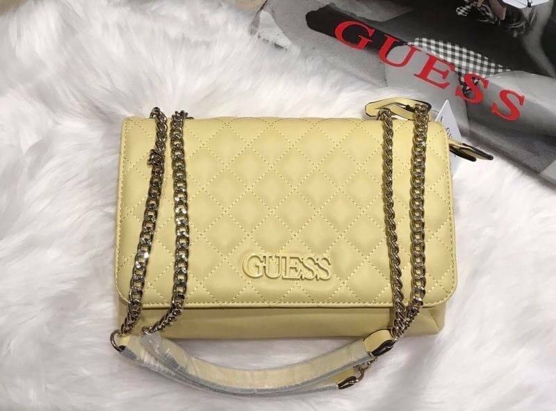 Guess Elliana Convertible Flap Over Crossbody กระเป๋าสะพายรุ่นใหม่จาก Guess factory รุ่นนี้สามารถสะพายได้ทั้งสายคู่และสายเดี่ยว สายสะพายโซ่ต่อหนังไม่เจ็บบ่า ด้านหน้าประดับtagโลหะหุ้มหนังถอดออกได้ วัสดุหนังpu ลายตาราง เรียบนิ่ม เปิดปิดกระเป๋าด้วยกระดุมแม่เ