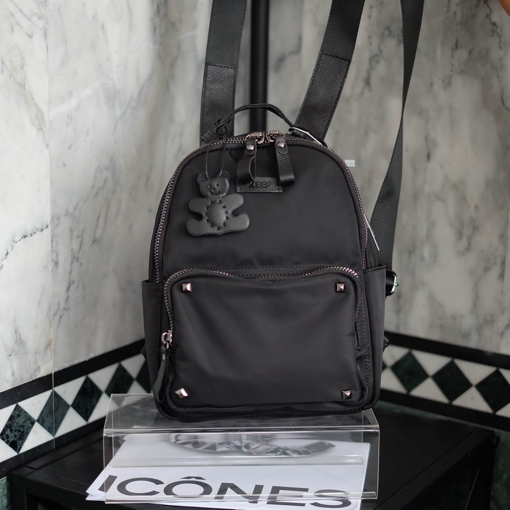 ใหม่สุด !!! เป้Keepไนล่อนห้อยพี่หมีteddy_duo เอาใจสาวๆ ชอบสไตด์ เป้ ทางร้านได้ รุ่น classic ประดับหมุดดำ จาก แบรนด์ keep มาฝากคะ จุดเด่น 💙 กระเป๋า ผ้าไนล่อน น้ำหนักเบา สายหนังแท้ ทนทาน ดีไซด์ ทันสมัย เข้าได้กับทุกชุด สายสะพายมีแผ่นหนังแท้รอง สะพาย