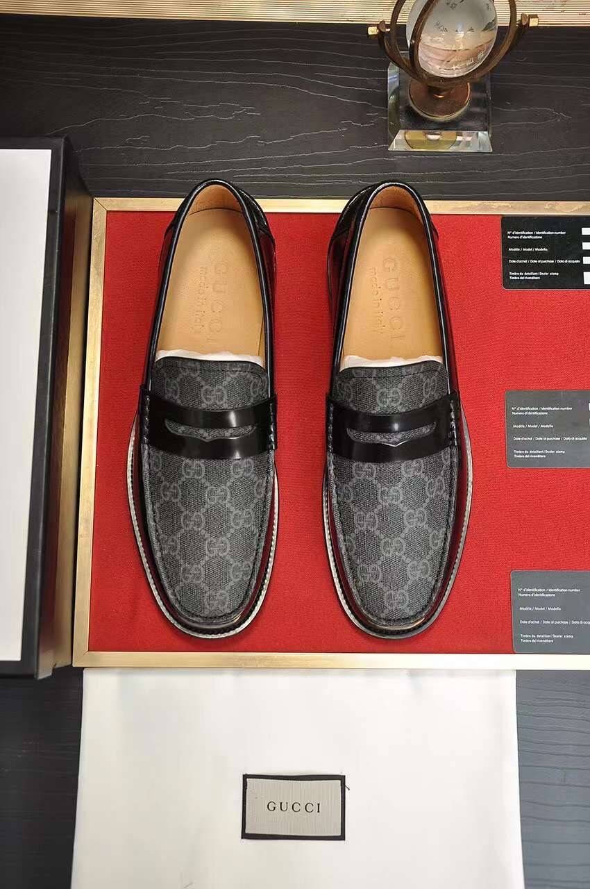 GUCCI Loafers for Men เกรดออริจินอล รองเท้าโลฟเฟอร์กุชชี่ ให้ลุคดูภูมิฐาน หรูหรา เข้ากับทุกชุด ทุกโอกาส วัสดุหนังแท้และแคนวาสอย่างดี ใส่สบาย ไม่กัดเท้า บล็อคมาตรฐาน 1:1 เป็นรองเท้าที่คุณผู้ชายควรมีติดตู้ภาพถ่ายจากงานขายจริง ใช้งานต่างประเทศได้