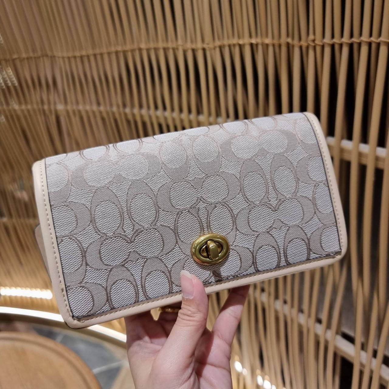 COACH C3824 FOLDOVER CROSSBODY CLUTCH IN SIGNATURE JACQUARD คลัทช์เก๋ๆที่สาวๆตามหา 2IN1 ไปอีกหนึ่ง!! กระเป๋าสะพายทรงคลัชท์ ใช้งานได้ถึง 2 แบบ จะพกเดี่ยวๆแทนกระเป๋าสตางค์ หรือคล้องสายสะพายข้าง สะพายชิคๆคูลๆ ก็ได้อีก มันดีงามมากทุกสี เพราะความละมุนของผ้า ja