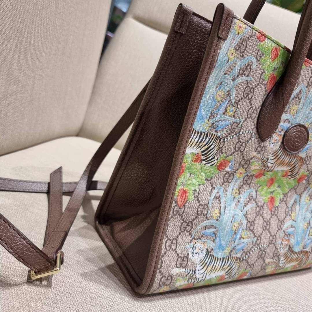 GUCCI Tiger GG small tote bag ใบใหญ่ อีกไอเท็มใหม่ ร้อนแรงไฟลุก!! ต้อนรับปีเสืออย่างเป็นทางการ จัดให้แบบเลิศๆ กับกระเป๋าทรงโท้ท วีไอพีพรีเมี่ยมกิ๊ฟ ไซส์ใหญ่ โดดเด่นด้วยลวดลายไม่ซ้ำใคร สวยเอกลักษณ์ วัสดุหนังแคนวาส ภายในโล่งกว้างมาก ใส่ของแบบแน่นๆ จุๆไปได้เ