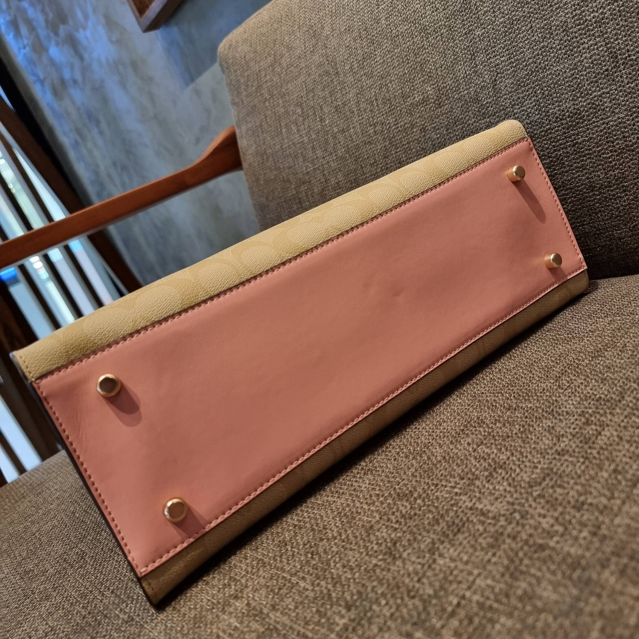 COACH C4075 TATUM CARRYALL IN SIGNATURE CANVAS คอลเลคชั่นใหม่ล่าสุด จัดมาให้ได้สวยก่อนใคร สวยหรูทุกสี!! ลุคผู้ดีต้องมาอีกหนึ่ง กระเป๋าสะพายทรงสวย ที่มาพร้อมสายสะพายไหล่ในตัว และสายครอสบอดี้สำหรับสะพายข้าง วัสดุหนัง crossgrain สวยคมมากๆ ตัวกระเป๋าถูกแบ่งเป