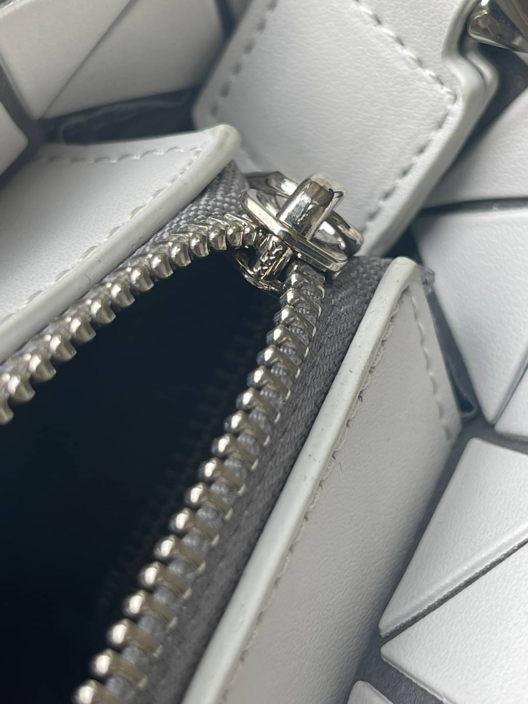 BAO BAO ISSEY MIYAKE Crystal Shoulder Bag งานดีไซน์ที่ดูเรียบง่ายทั้งรูปแบบการใช้งาน มีช่องเปิดปิดแบบซิปเพื่อให้คุณพกพาของมีค่าได้อย่างสบายใจป้องกันสิ่งของตกหล่น